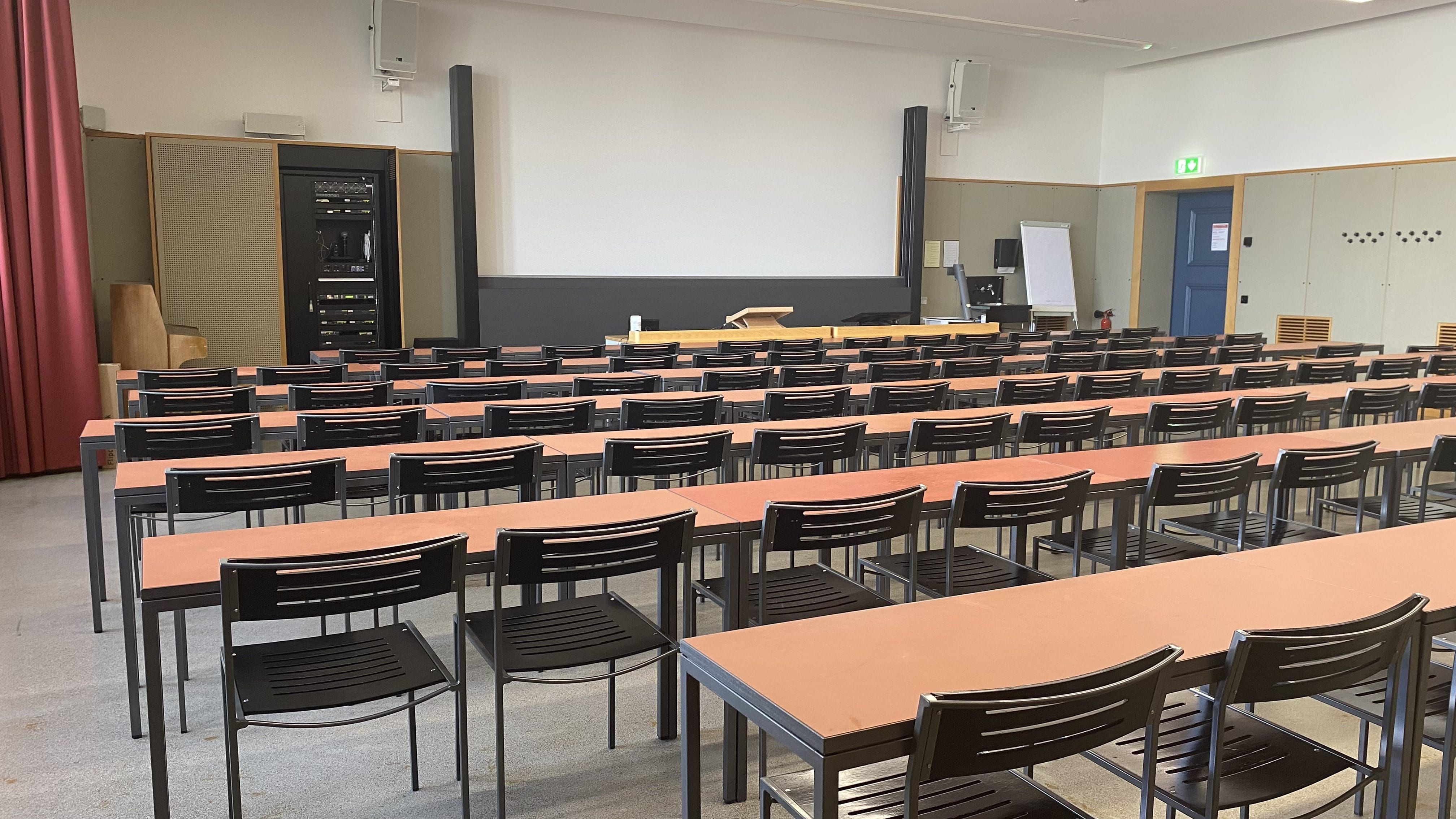 Seminarraum KOL-H-317: Ansicht zum Dozierendenpult hin.