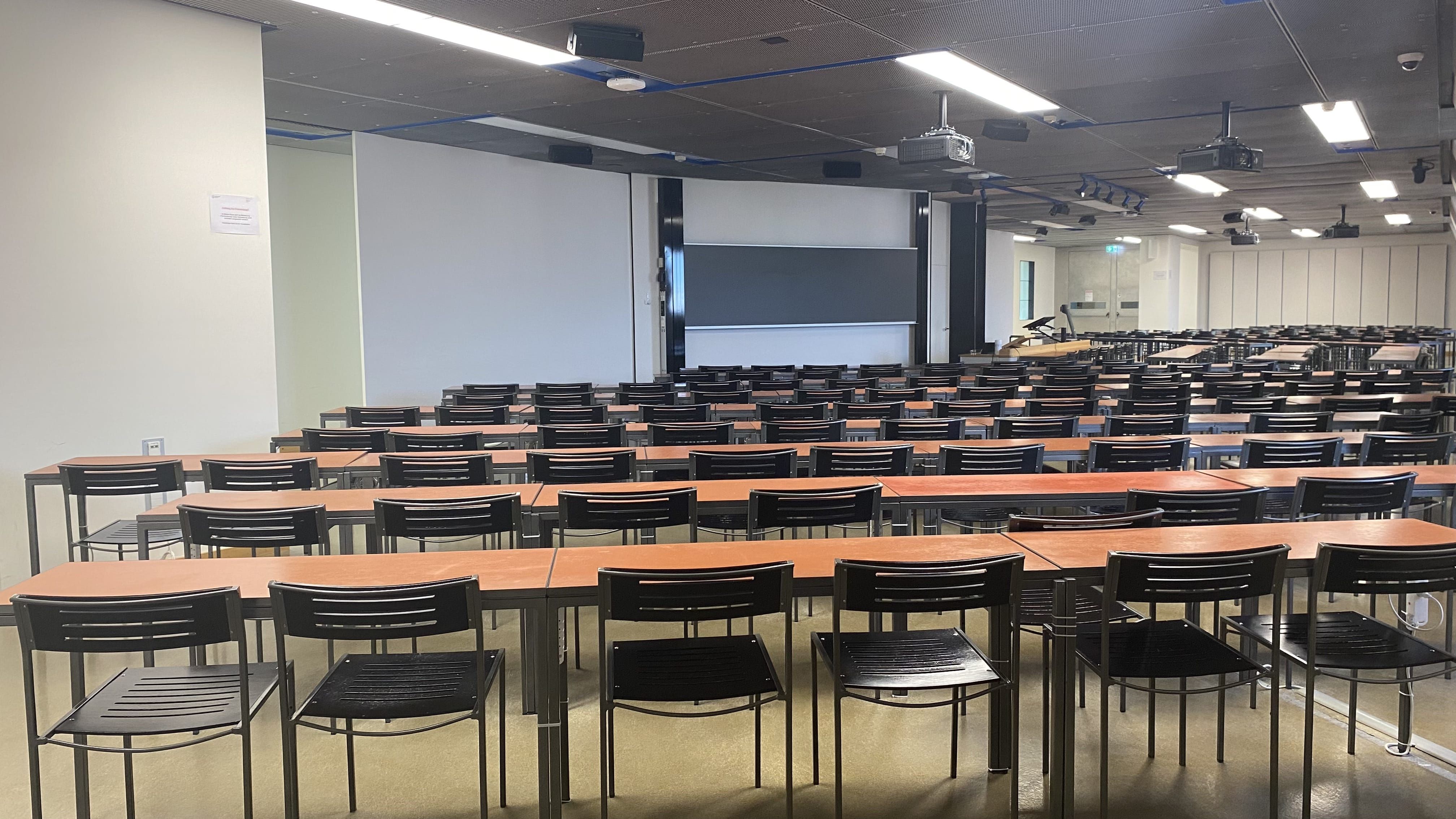 Hörsaal KOL-H-312b: Ansicht von der linken Seite des Raumes zur Leinwand hin.