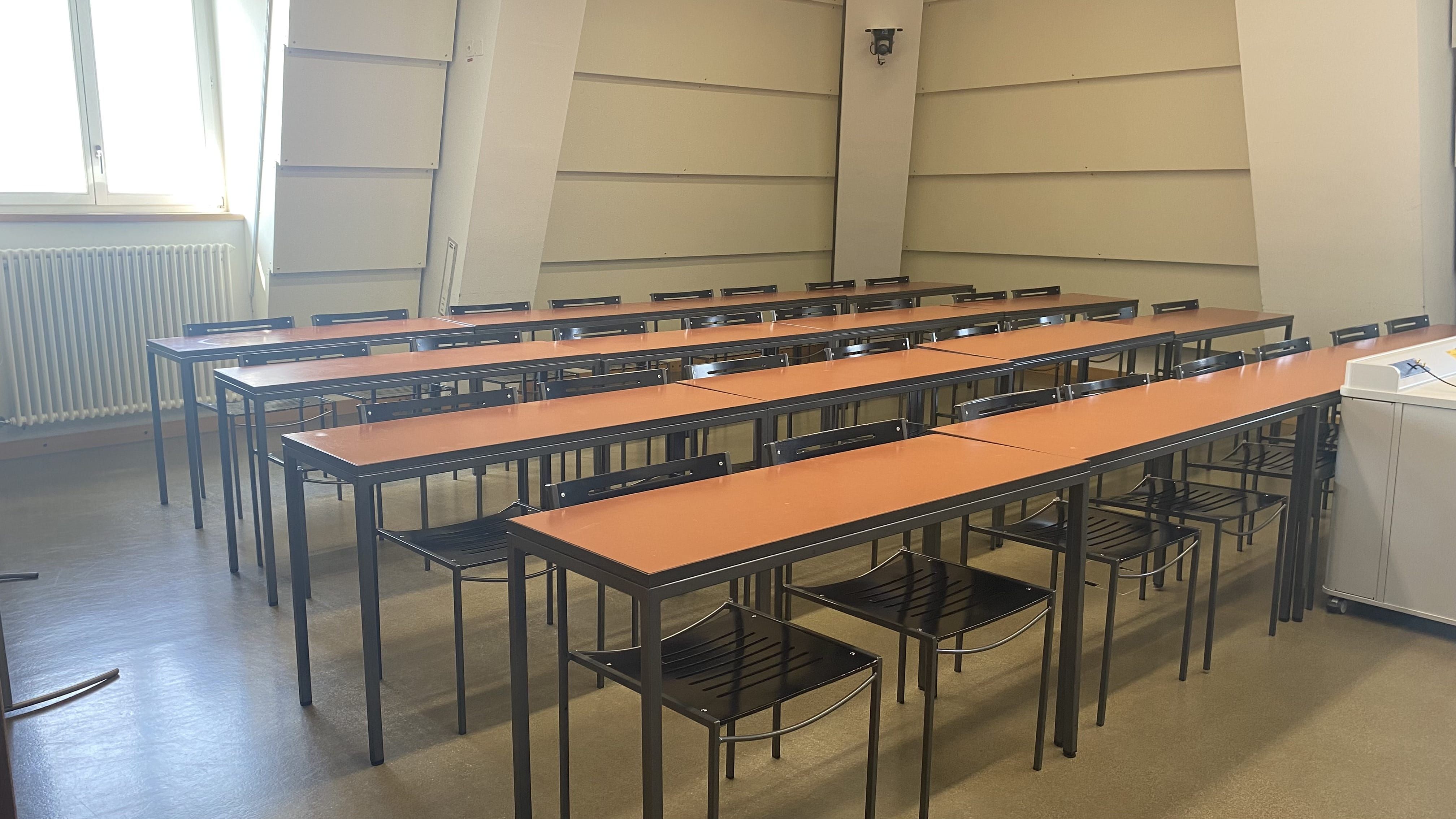 Seminarraum KOL-H-309: Ansicht auf den Raum von der Eingangstür aus.