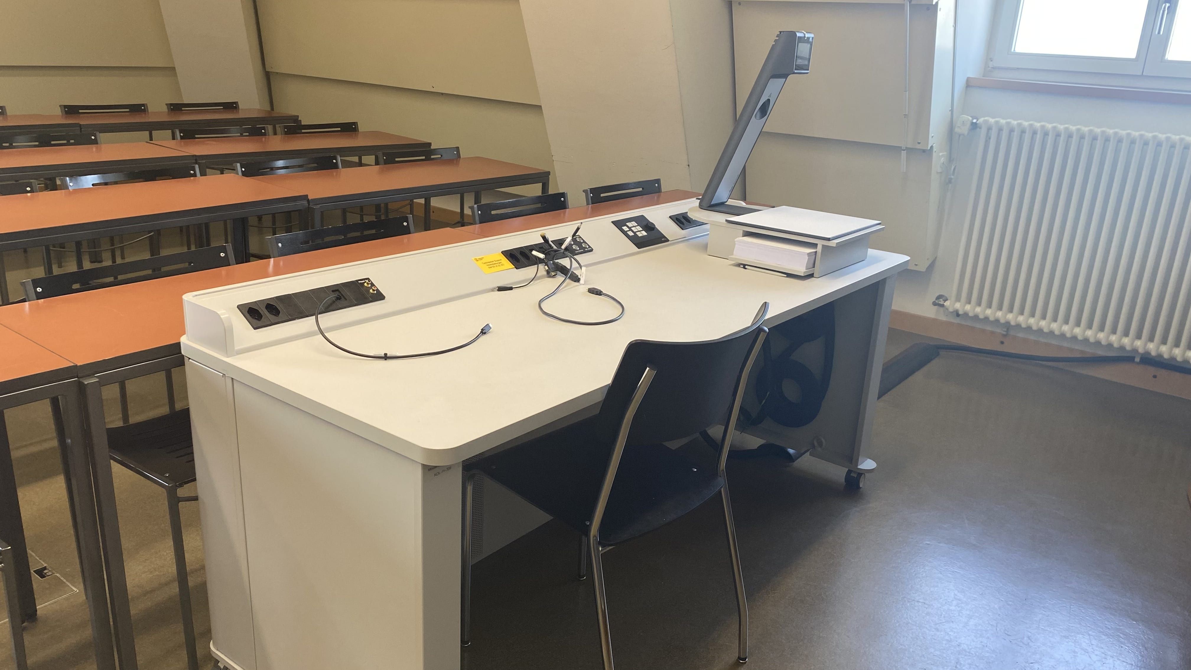 Seminarraum KOL-H-309: Ansicht auf das Dozierendenpult.