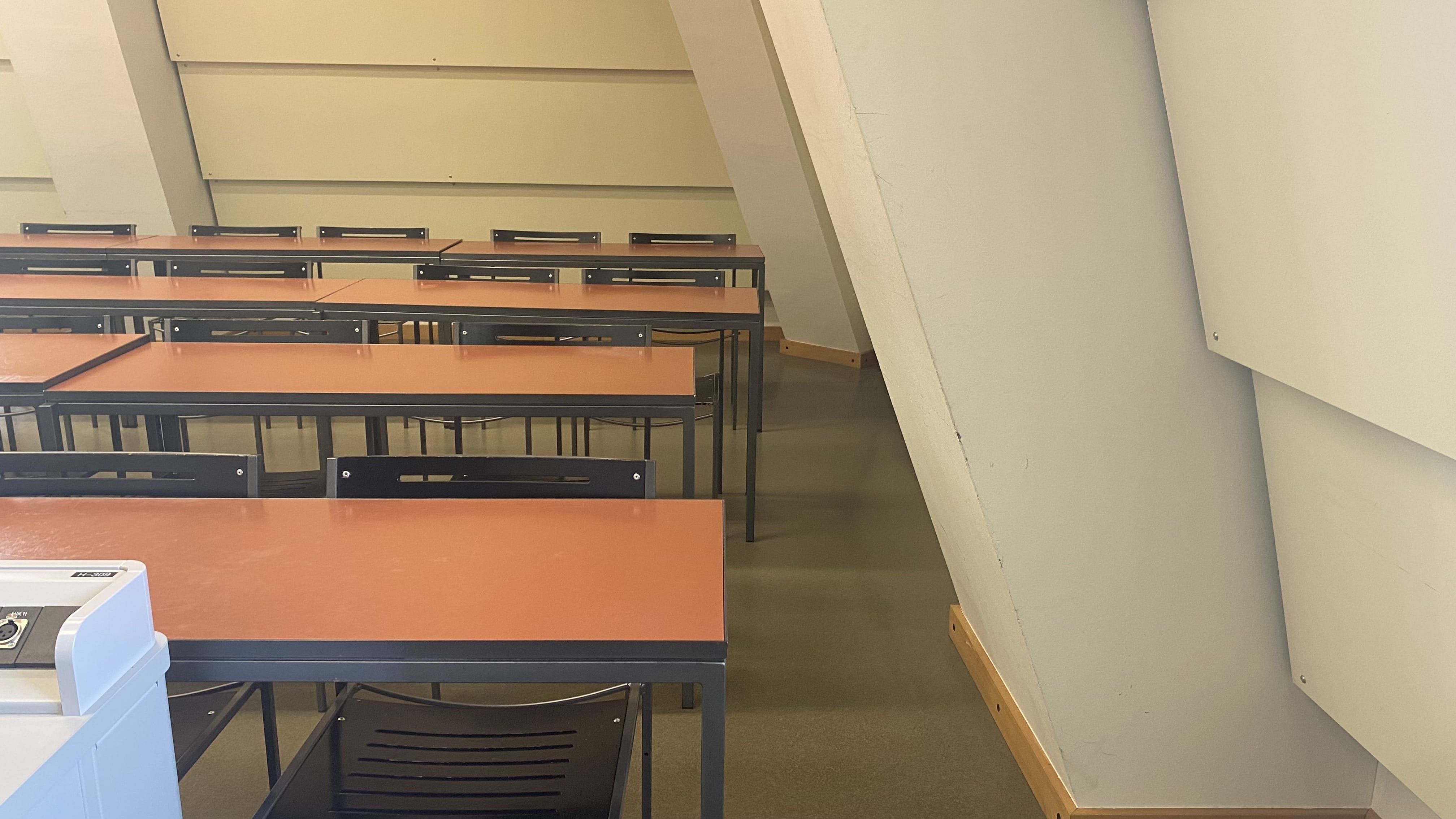 Seminarraum KOL-H-309: Der Durchgang auf der rechten Seite des Raumes ist sehr schmal.