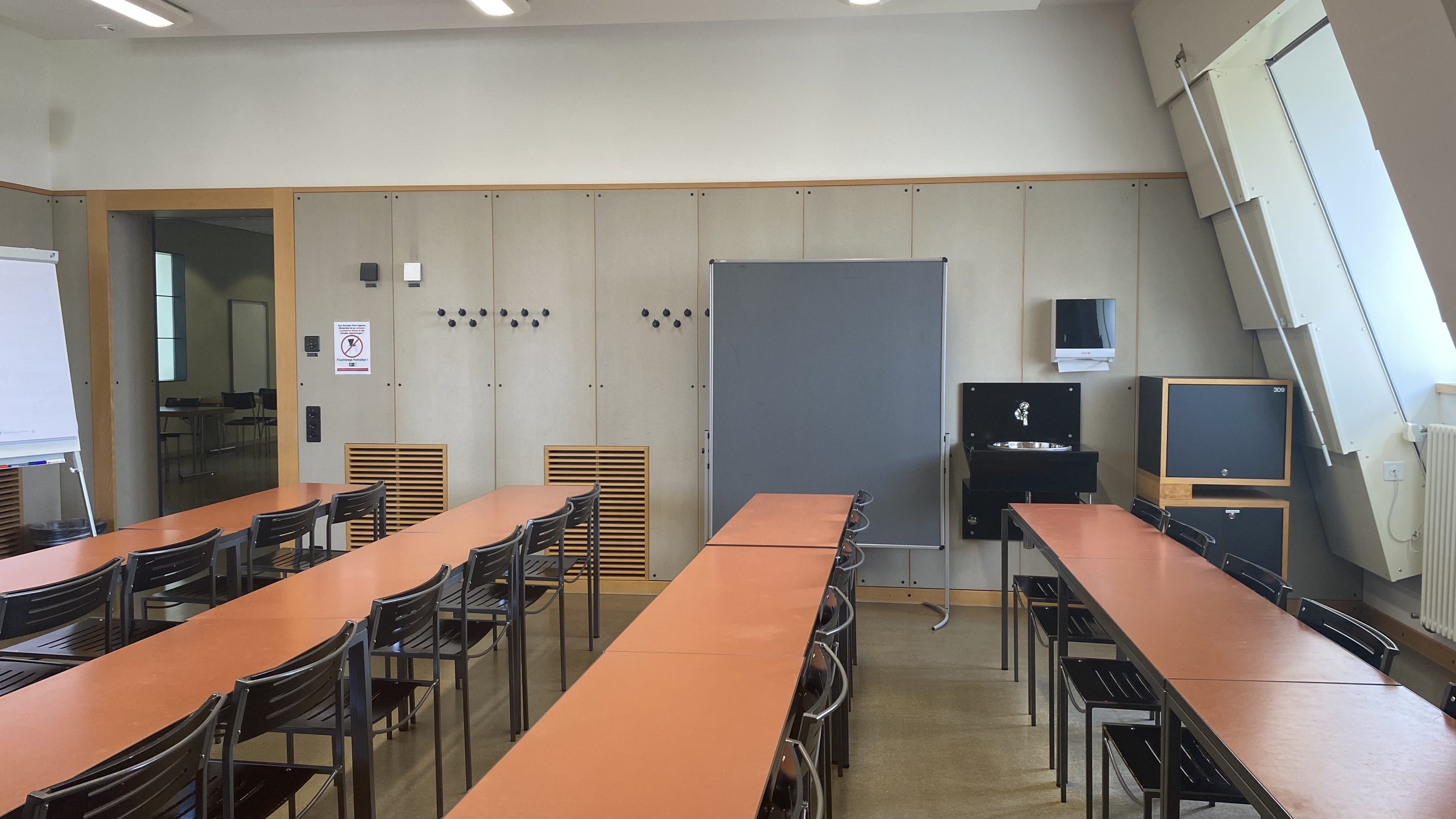 Seminarraum KOL-H-309: Ansicht zur Eingangstür hin.
