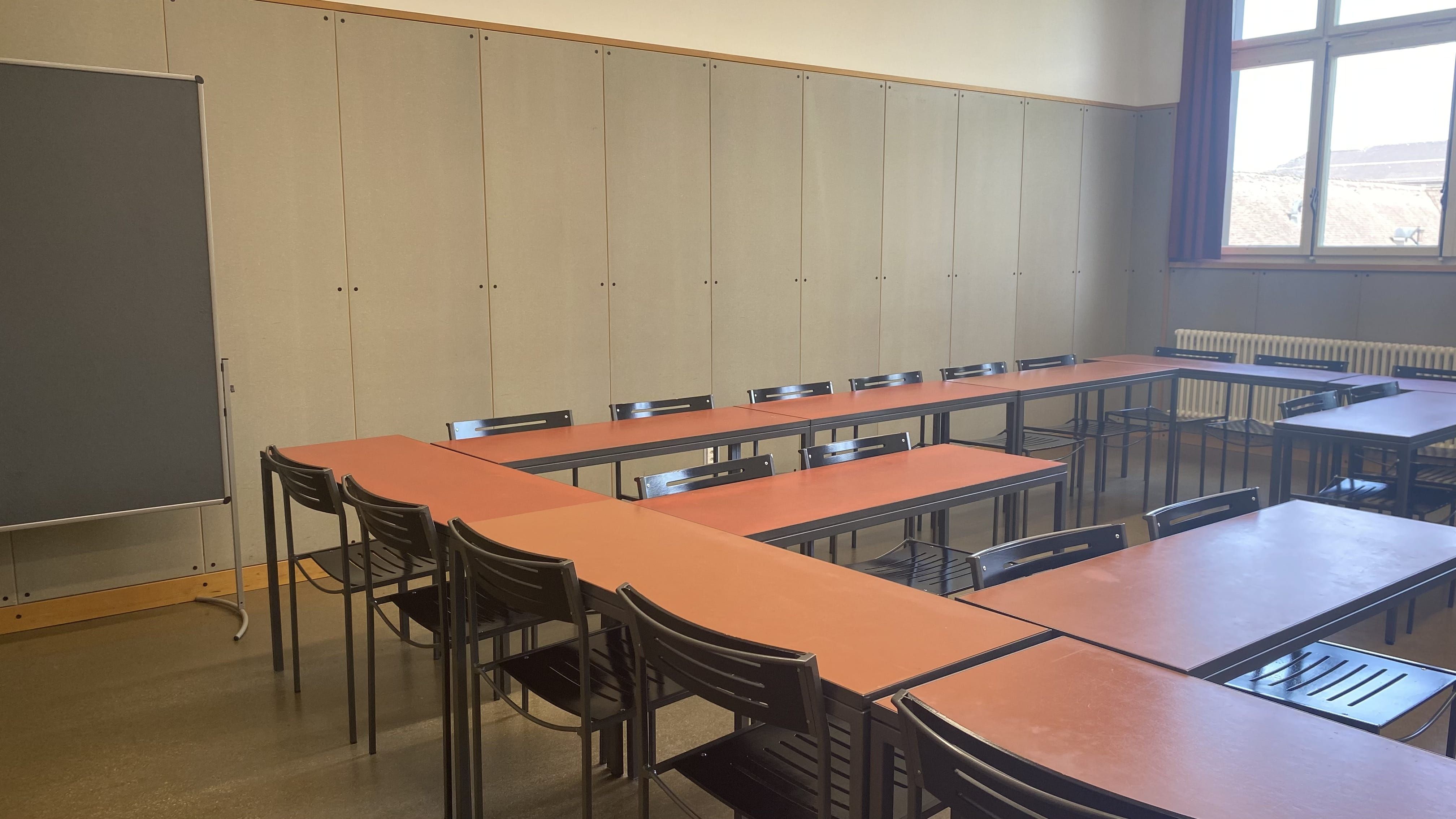 Seminarraum KOL-H-320: Ansicht auf den Raum von der Eingangstür aus.