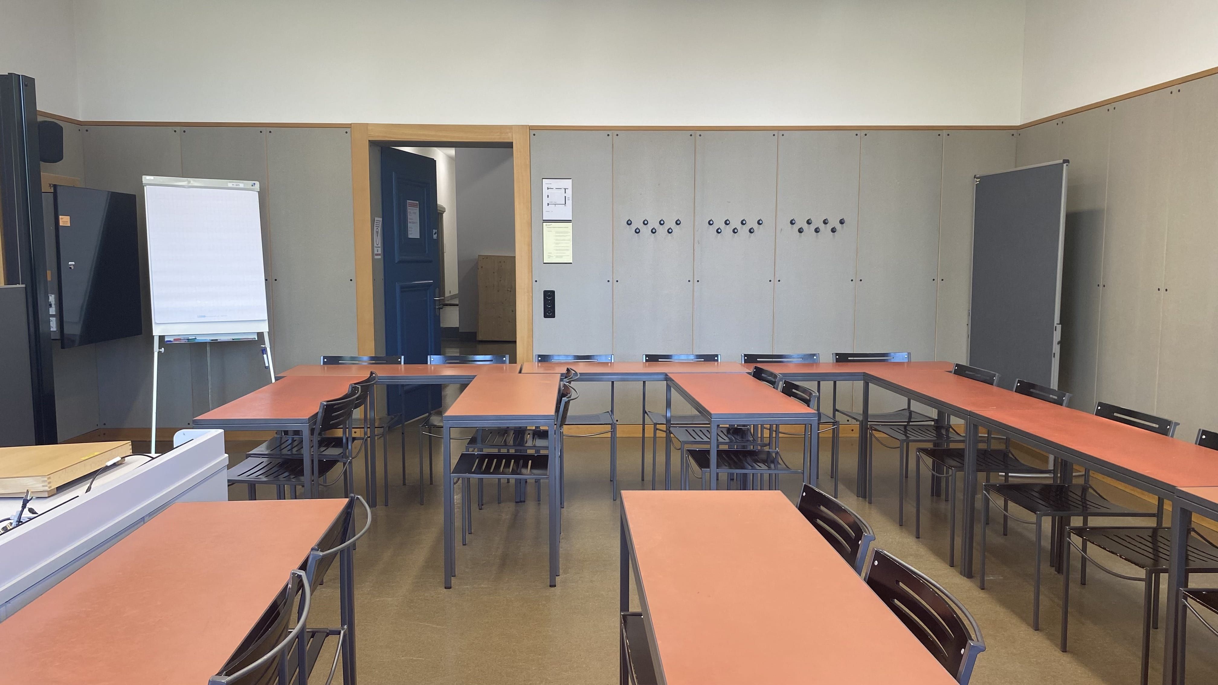 Seminarraum KOL-H-320: Ansicht auf die Eingangstür.