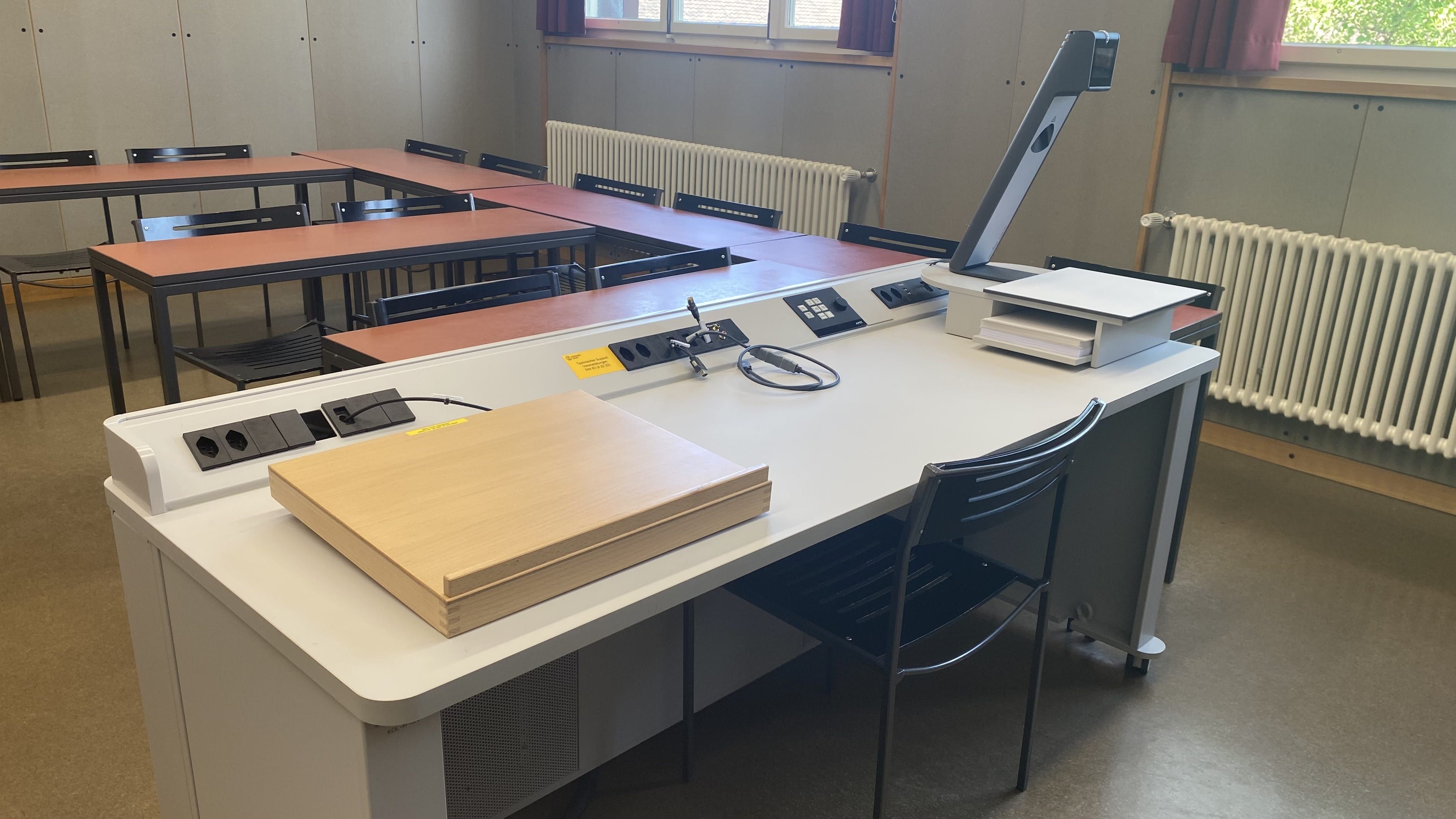 Seminarraum KOL-H-320: Ansicht auf das Dozierendenpult.