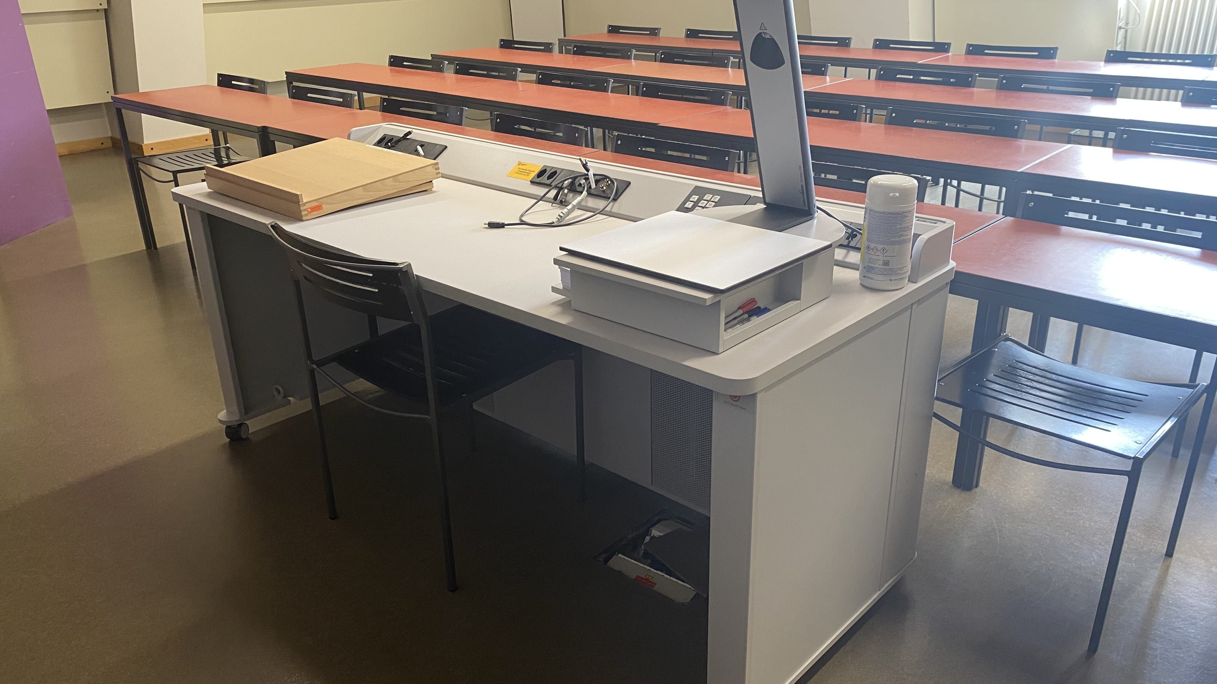 Seminarraum KOL-H-321: Ansicht auf das Dozierendenpult.