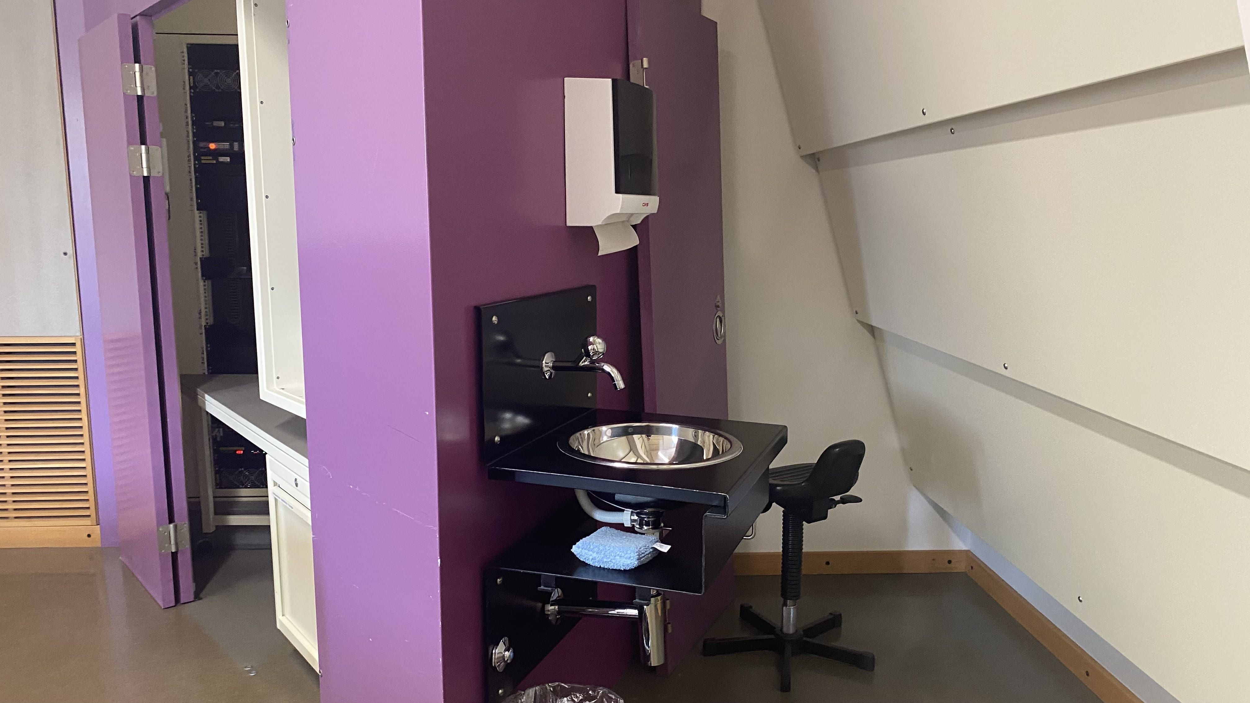 Seminarraum KOL-H-321: Hinter dem violetten Technik-Schrank befindet sich ein Lavabo.