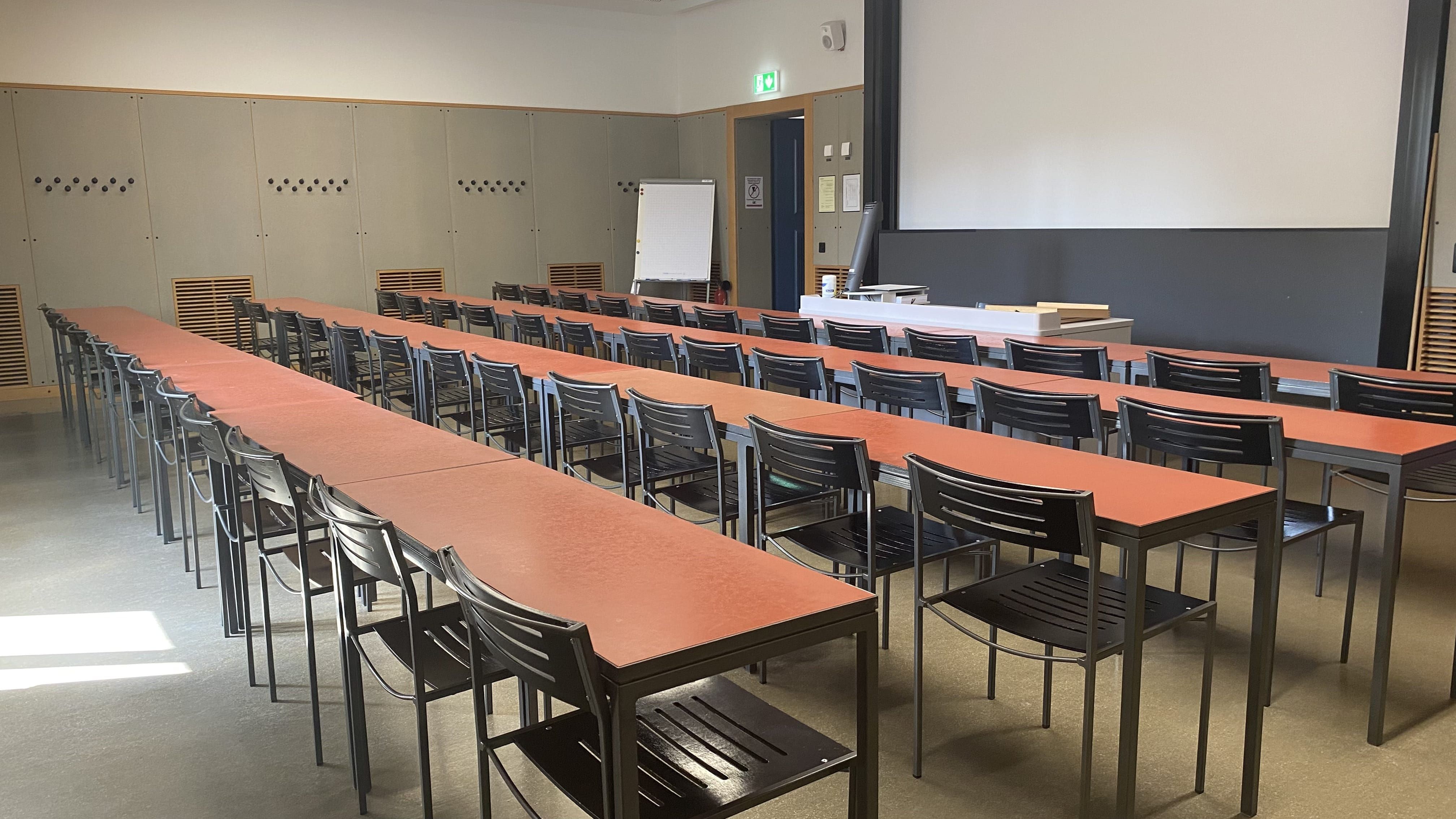 Seminarraum KOL-H-321: Ansicht auf den Raum zur Eingangstüre hin. Die Eingangstüre befindet sich links im Bild.