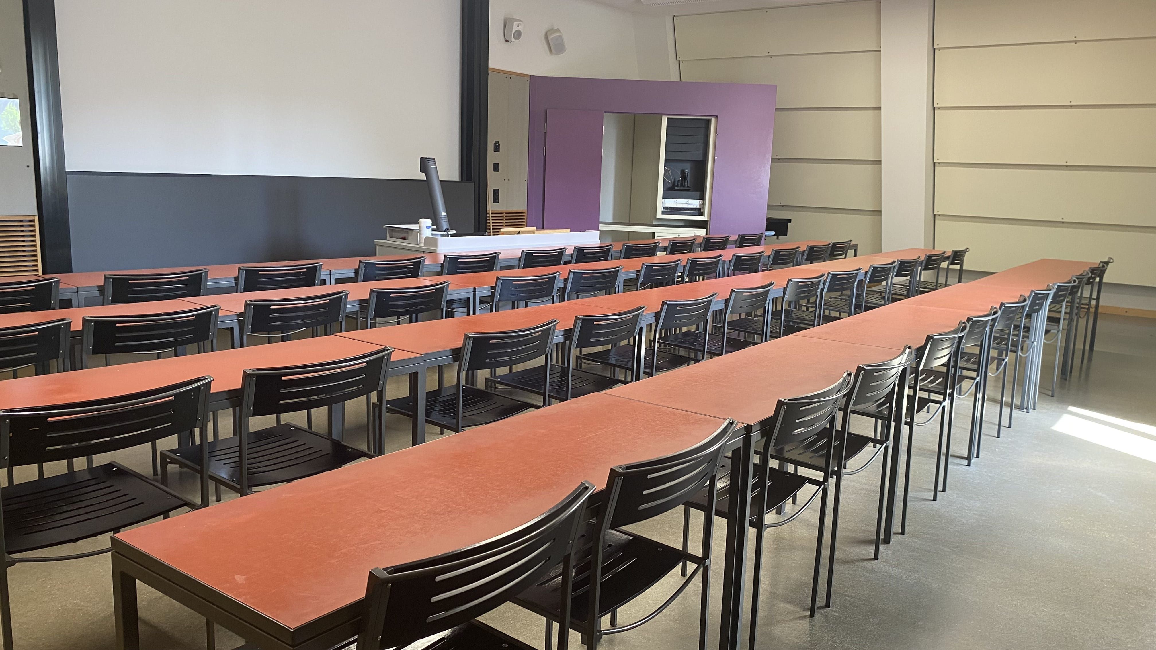 Seminarraum KOL-H-321: Ansicht auf die rechte Seite des Raumes.