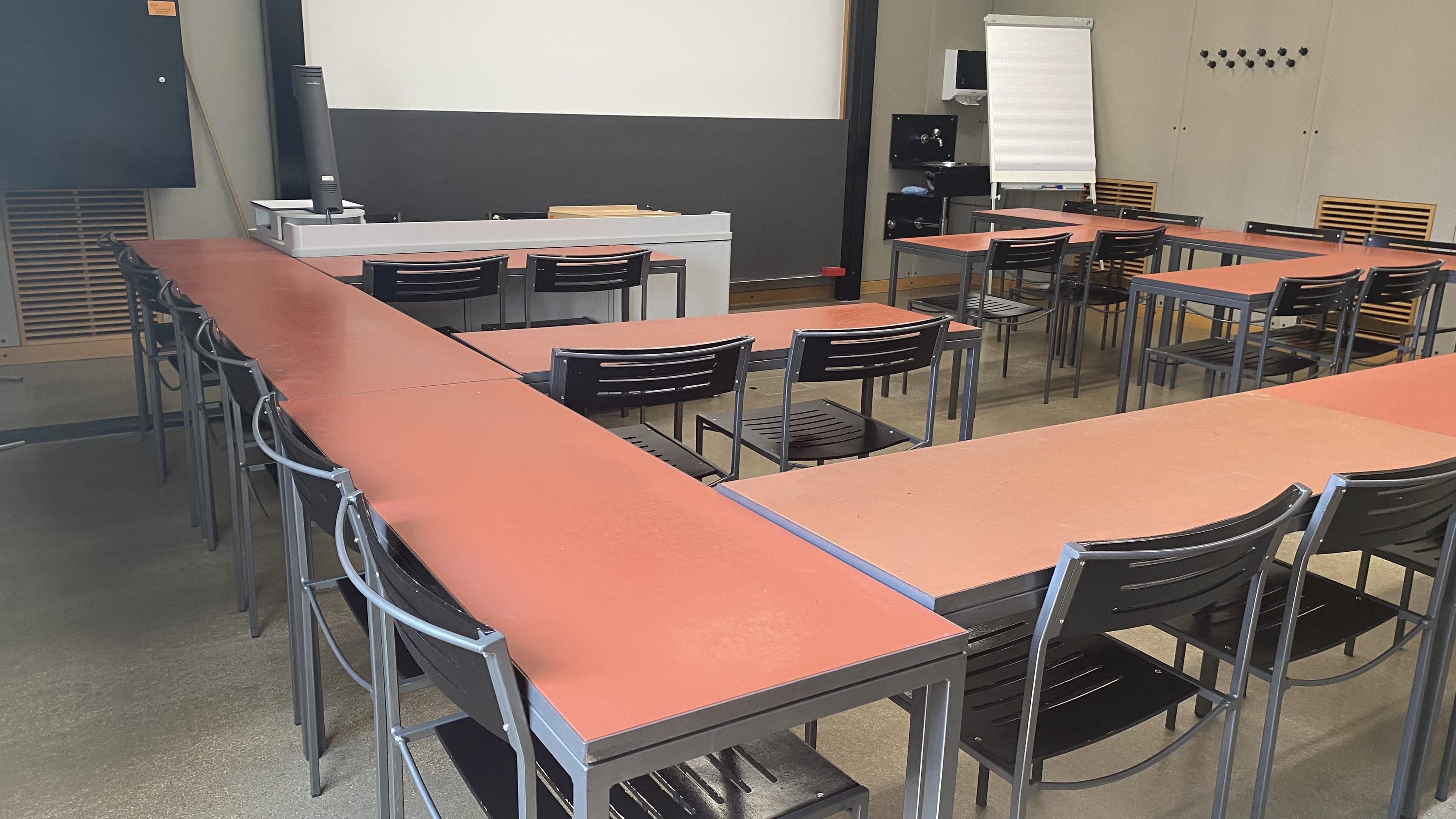 Seminarraum KOL-H-322: Ansicht zum Dozierendenpult hin.