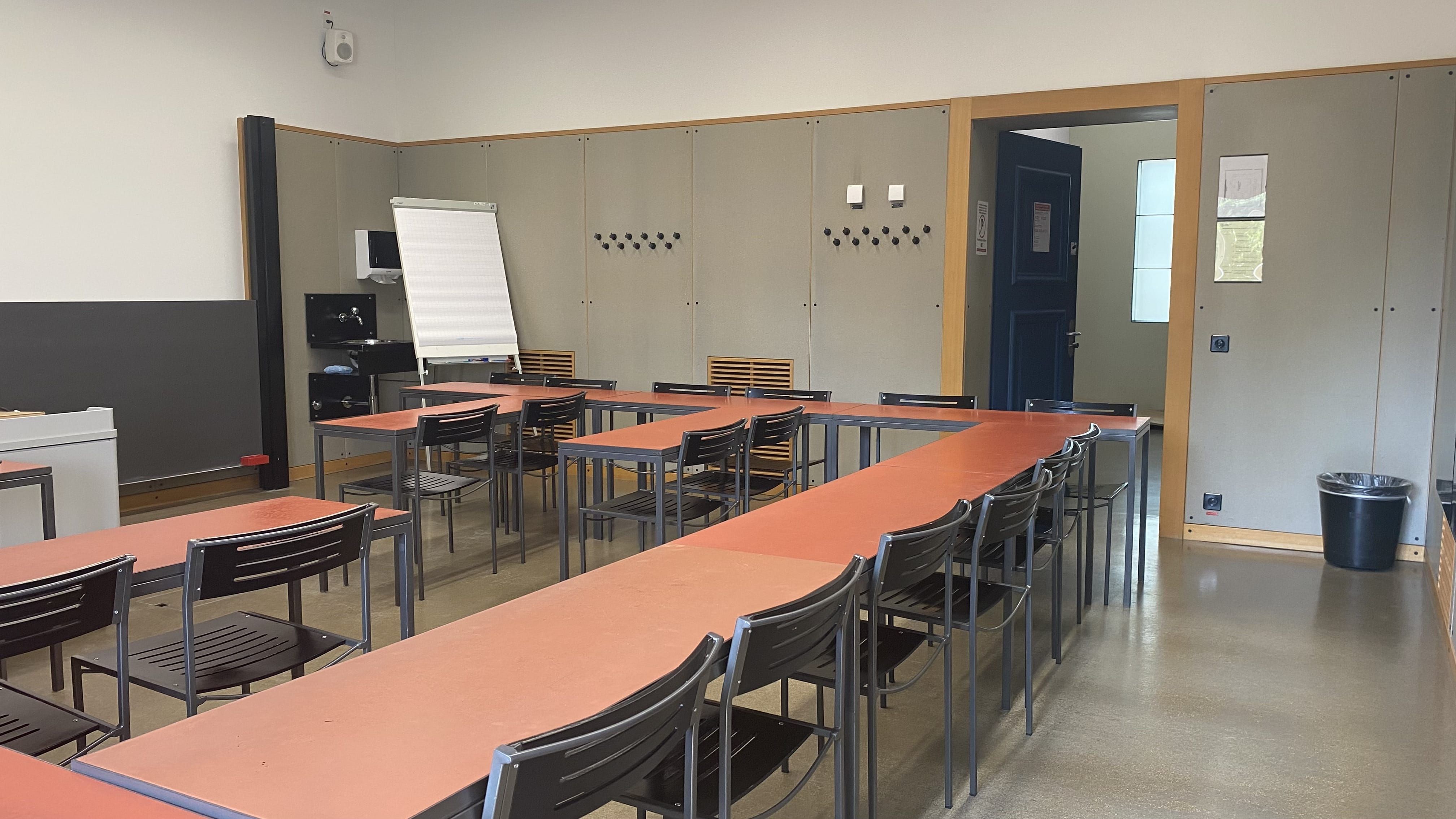 Seminarraum KOL-H-322: Ansicht zur Eingangstür hin.