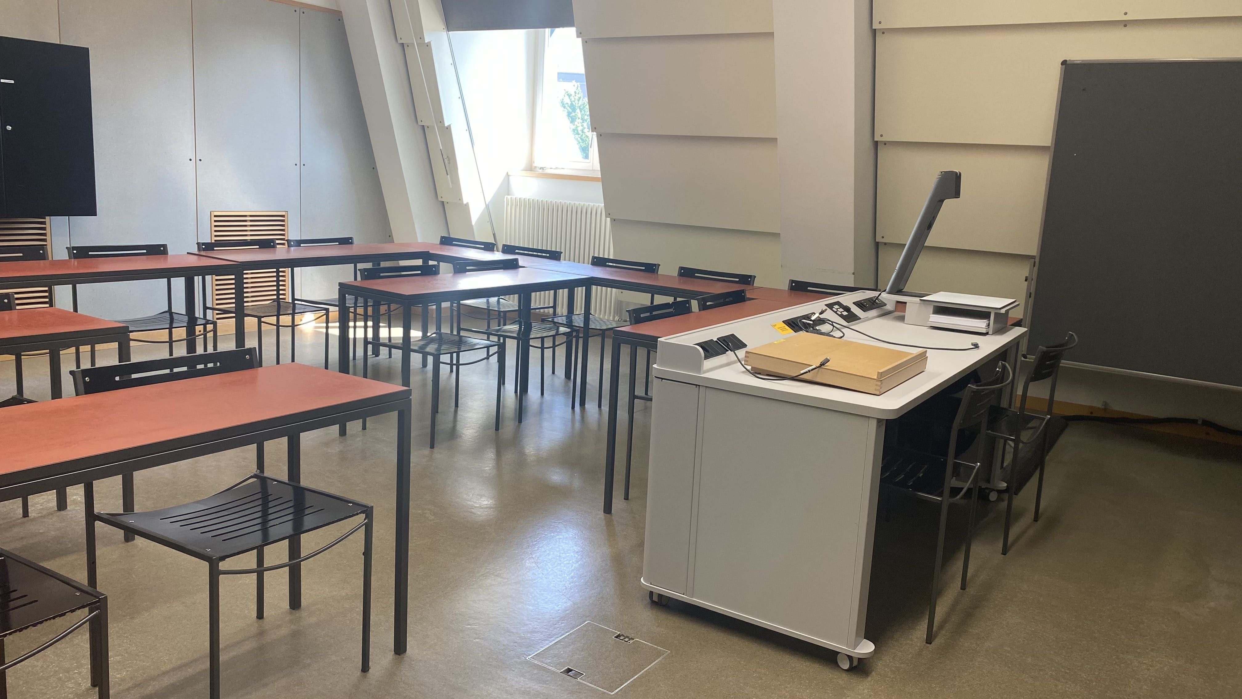 Seminarraum KOL-H-322: Ansicht auf das Dozierendenpult.