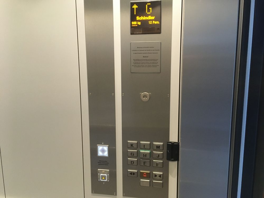 Y13, Dreier-Liftgruppe: Tastenübersicht im Lift.