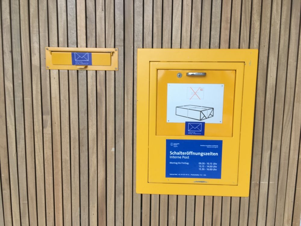 Postbüro Y13-H-01: Brief- und Paketeinwurf.