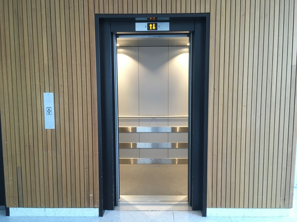 Y13, Dreier-Liftgruppe: Der Innenraum einer der Dreier-Liftgruppe auf Stockwerk G.