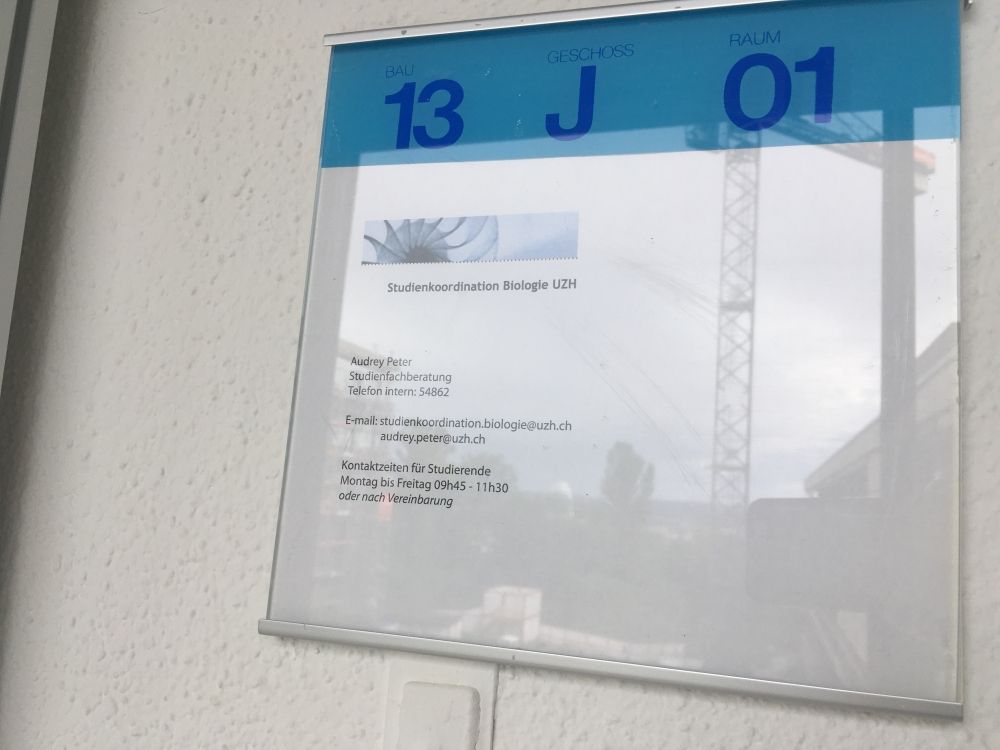 Büro Y13-J-01: Information auf dem Türschild.
