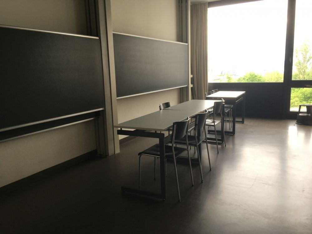 Seminarraum Y13-J-11: Sicht mit dem Rücken zur Türe Y13 J-11.