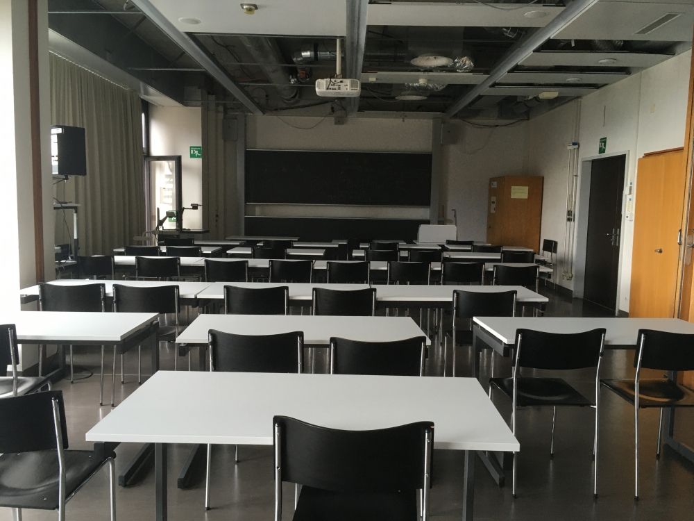 Seminarraum Y13-J-11: Sicht mit Rücken zur Wand aus dem Raum Y13-J-11 durch alle drei Räume. Rechts vorne die Türe zu Y34 J-01.