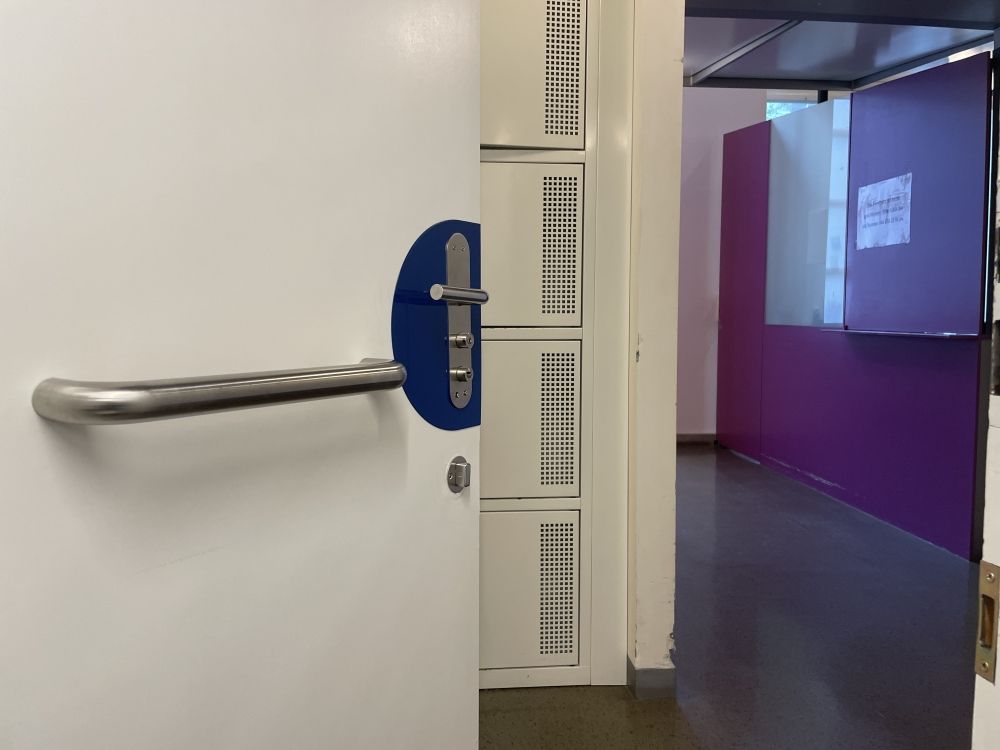 Rollstuhl-WC KOL-E-19b: Zuziehgriff (von innen).