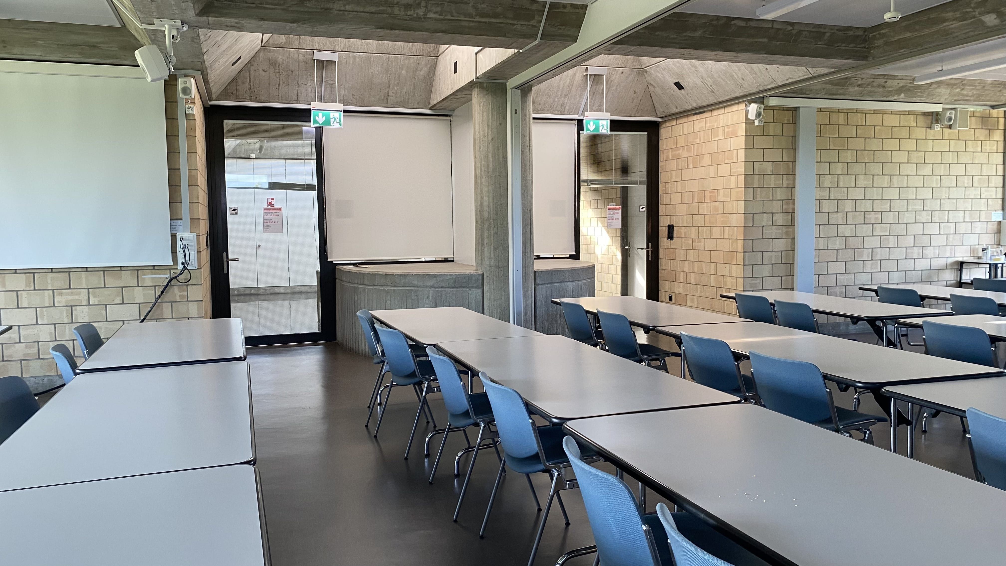 Seminarraum Y10-G-03: Ansicht auf beide Eingangstüren in den Raum.