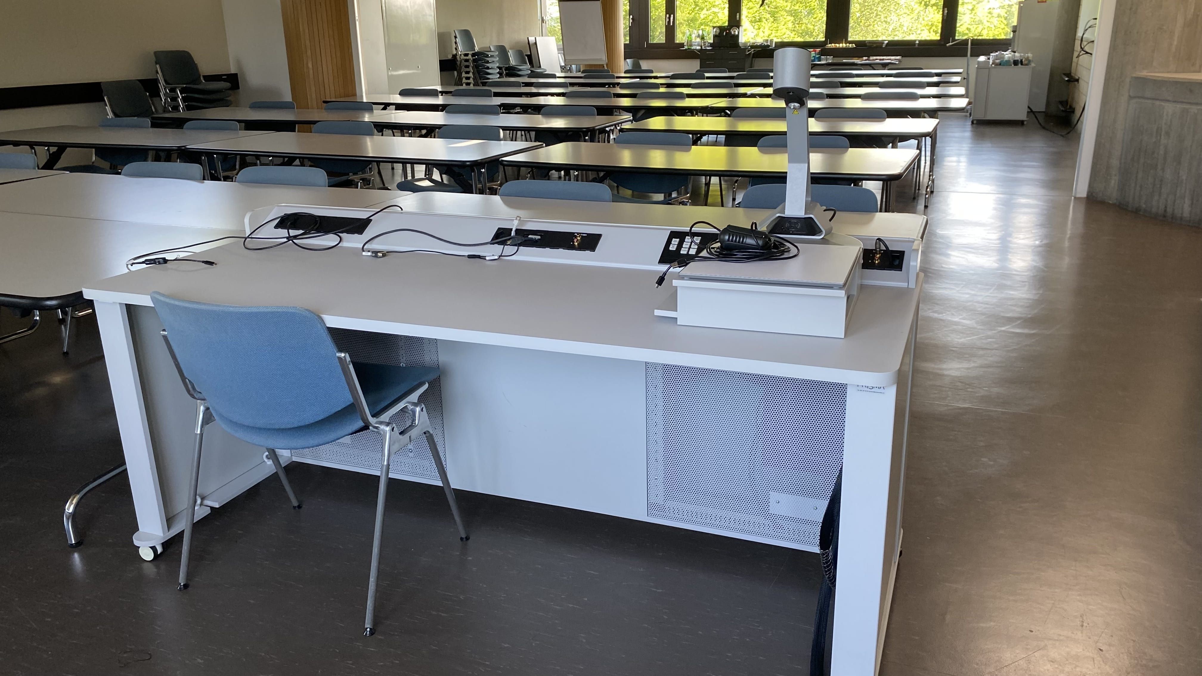 Seminarraum Y10-G-03: Ansicht auf das Dozierendenpult.