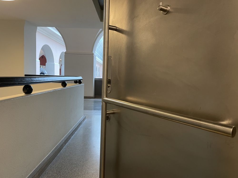 Rollstuhl-WC KOL-G-208c: Zuziehgriff (von innen).