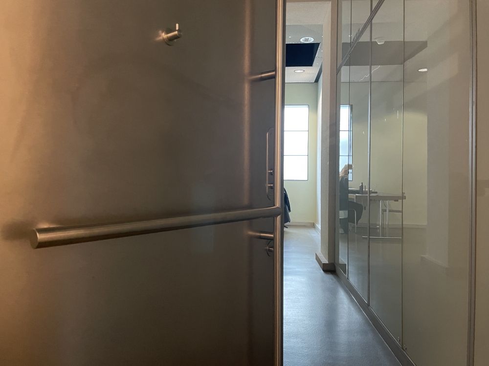 Rollstuhl-WC KOL-H-308c: Zuziehgriff (von innen).