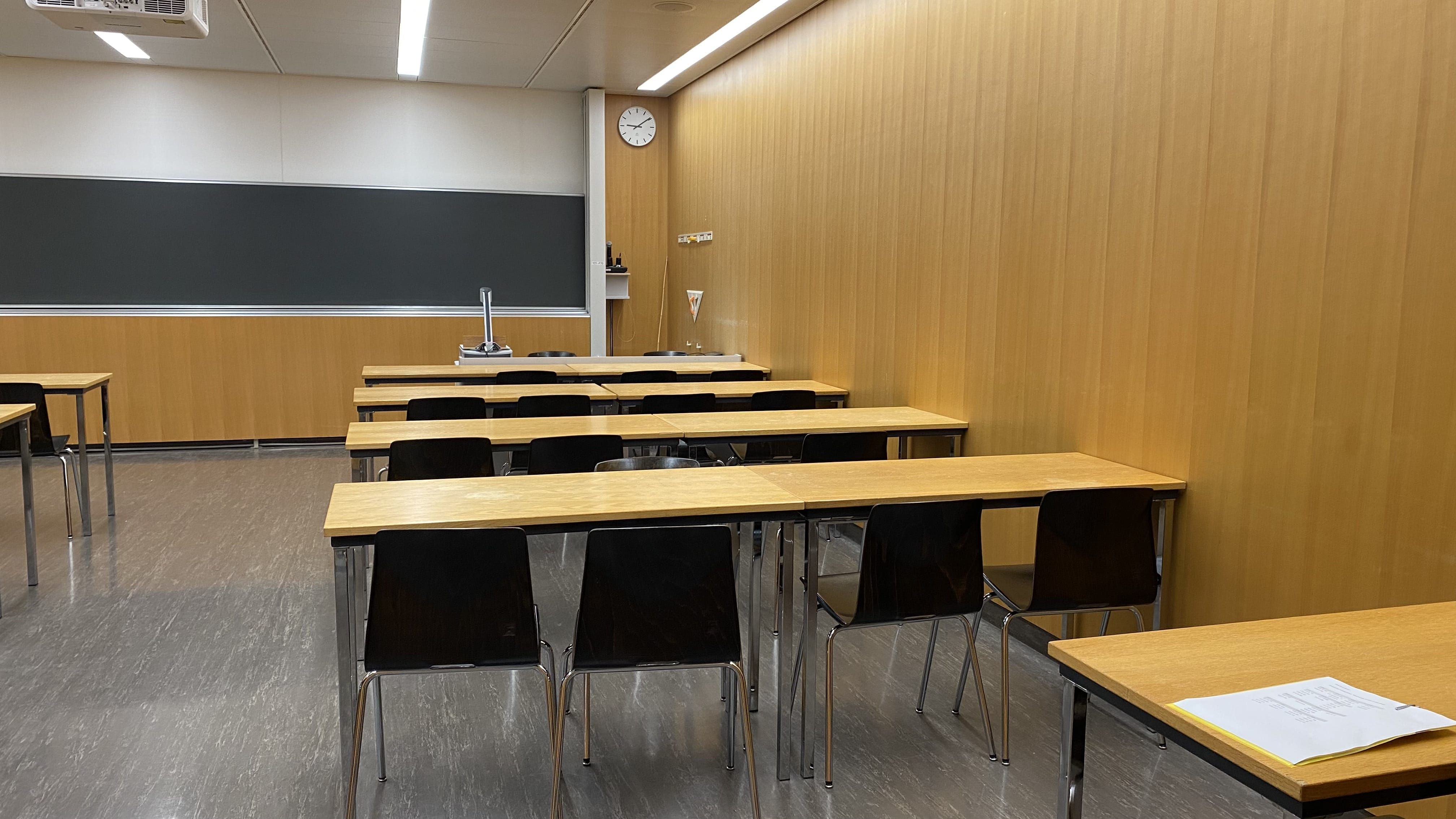 Seminarraum Y21-F-70: Ansicht auf den Raum von der Eingangstür aus.