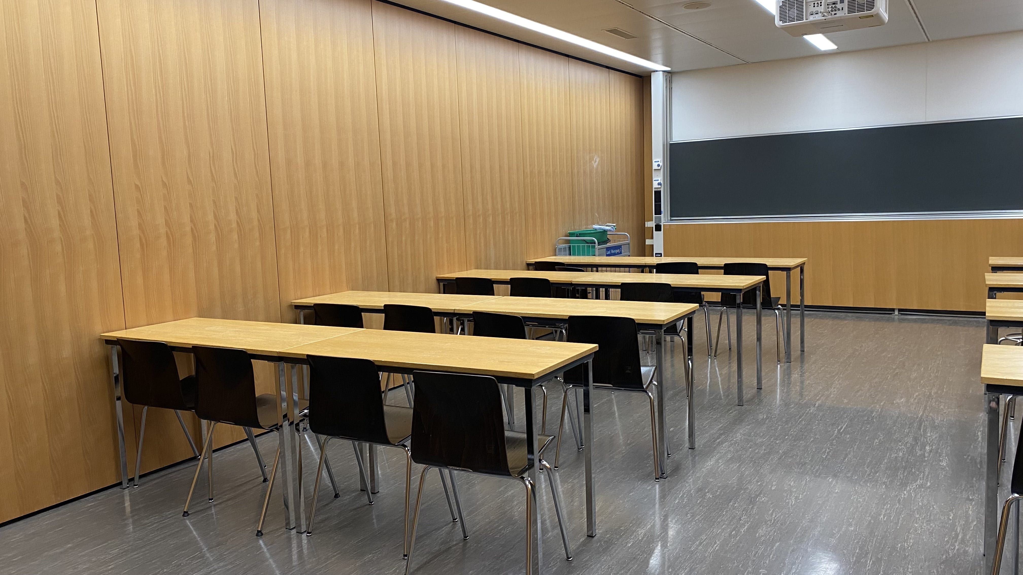 Seminarraum Y21-F-70: Ansicht auf den Raum von der Eingangstür aus.