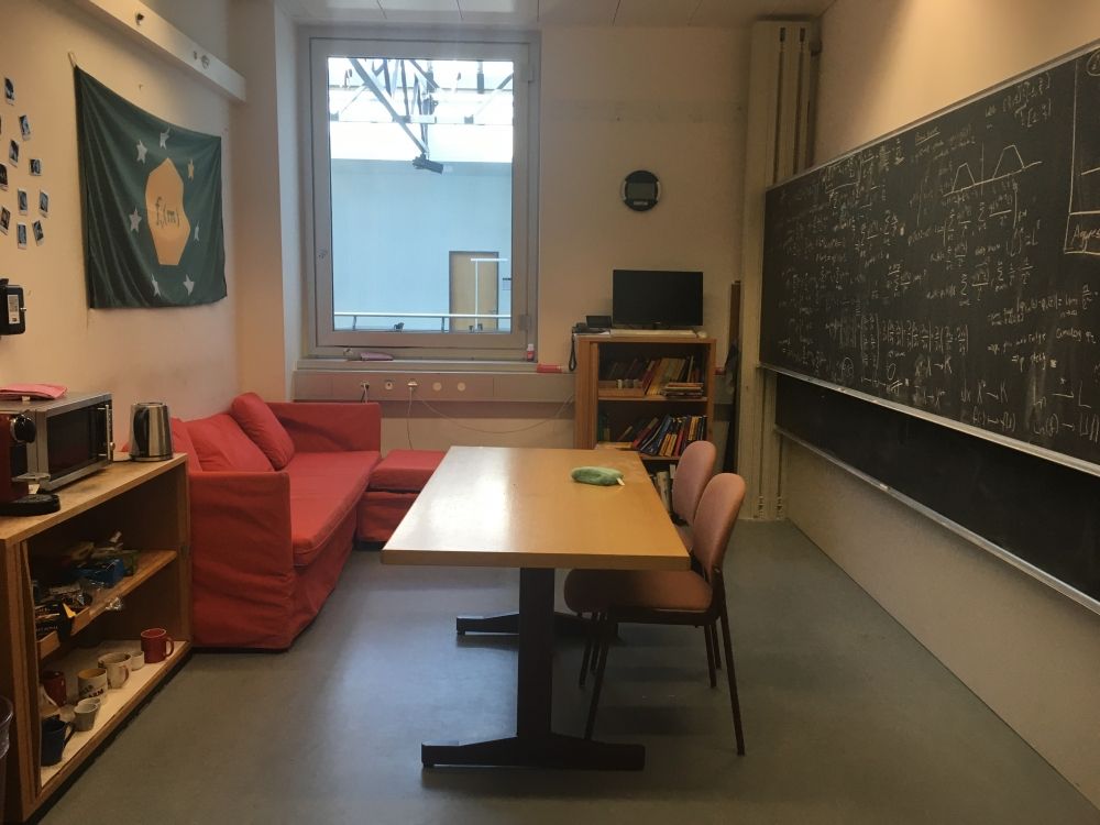 Y27-K, Fachverein Mathematik: Fachvereinszimmer mit Rücken zur Tür.