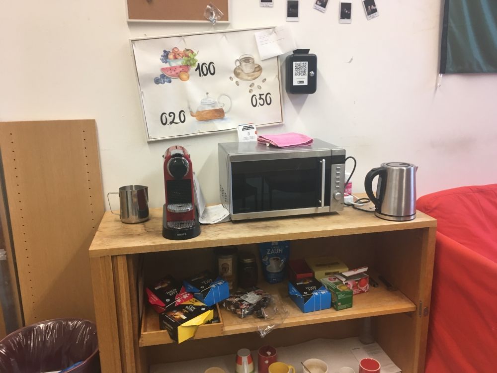 Y27-K, Fachverein Mathematik: Kaffeemaschine, Mikrowelle und Teekocher für Studierende befinden sich von der Türe ca. 1 Meter links.