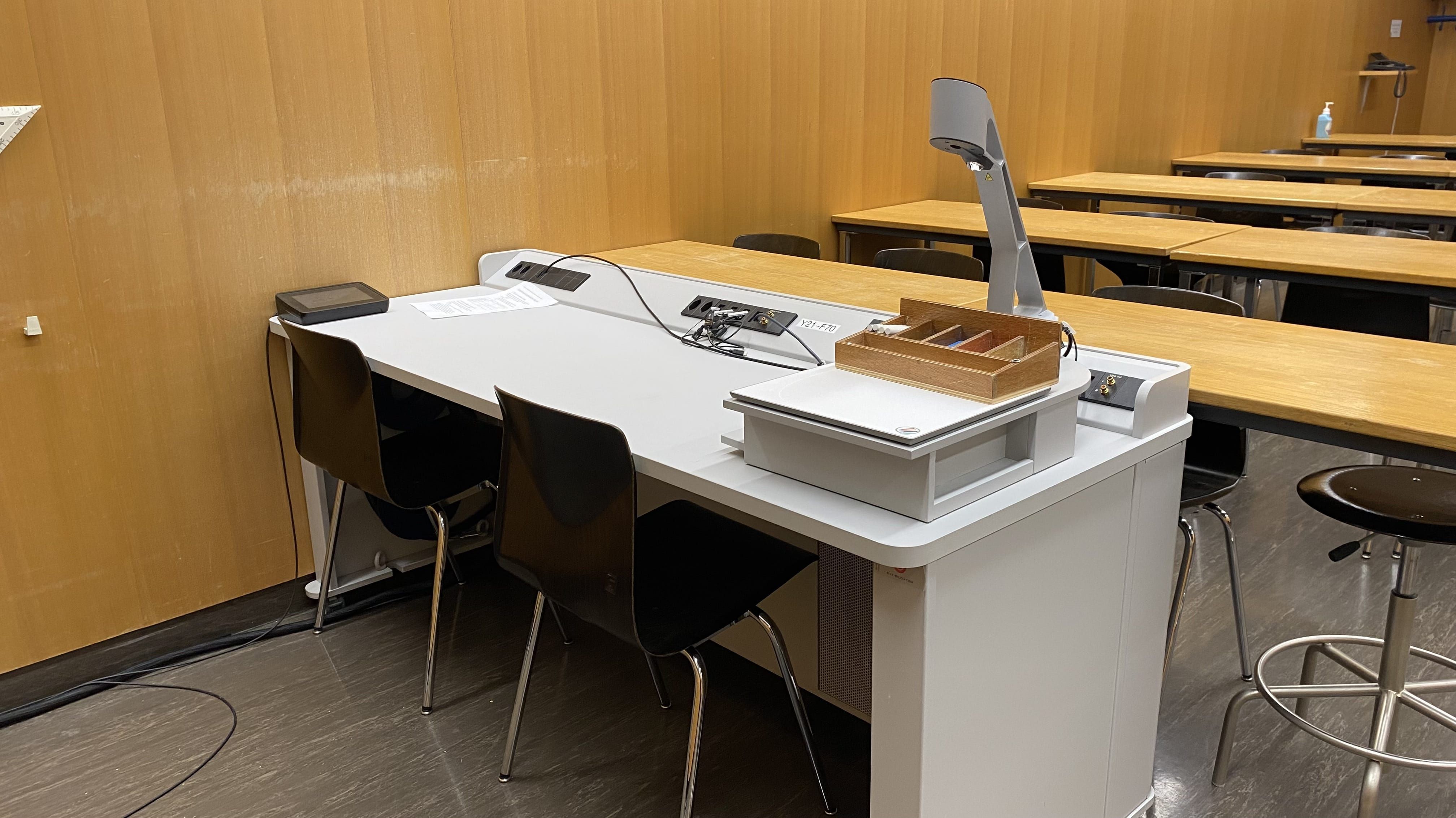 Seminarraum Y21-F-70: Ansicht auf das Dozierendenpult.