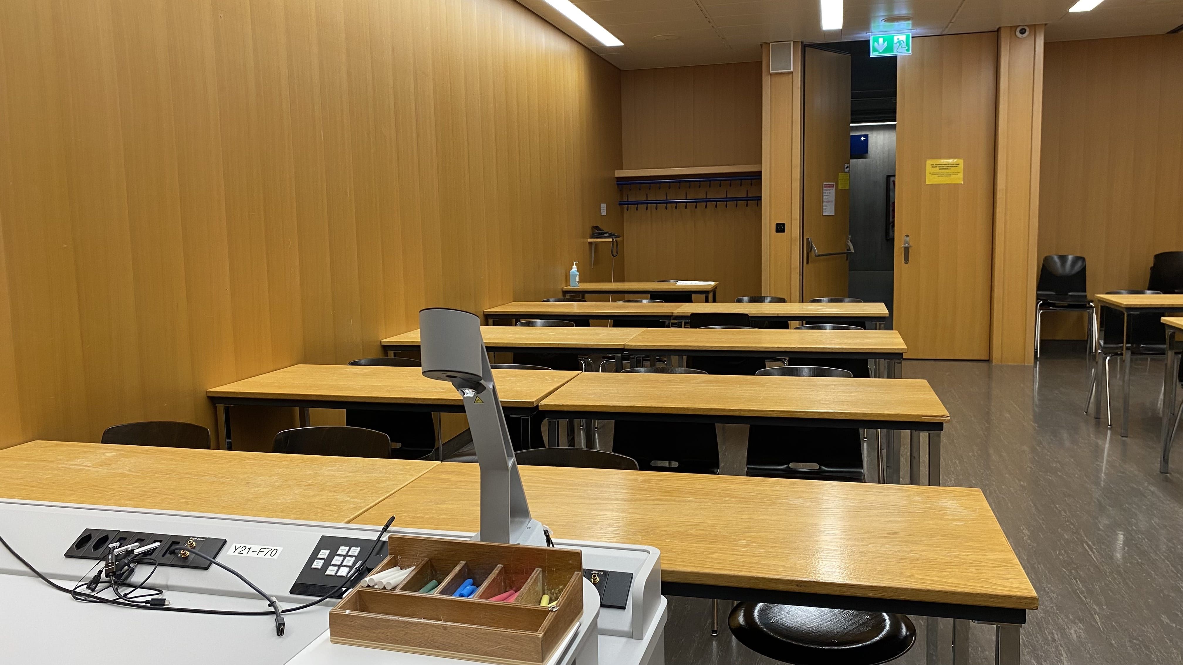 Seminarraum Y21-F-70: Ansicht auf den Raum vom Dozierendenpult aus.