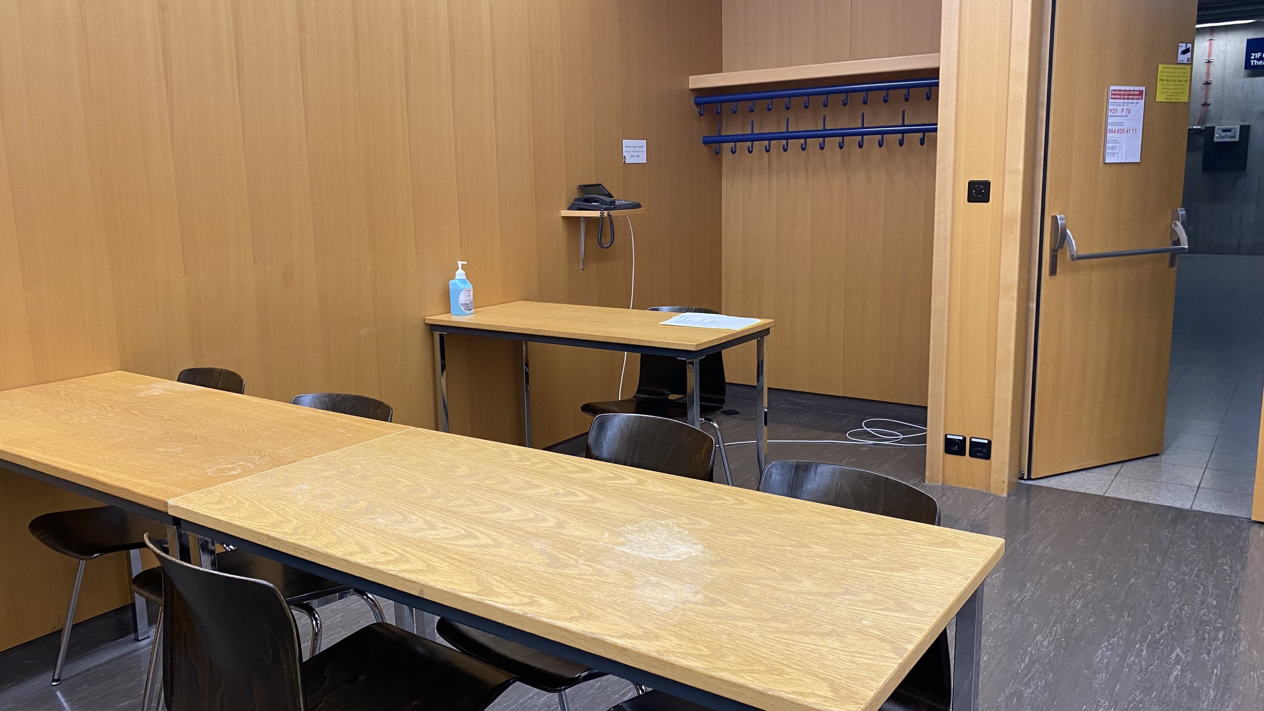Seminarraum Y21-F-70: Ansicht auf einen freistehenden Tisch links neben der Eingangstür.