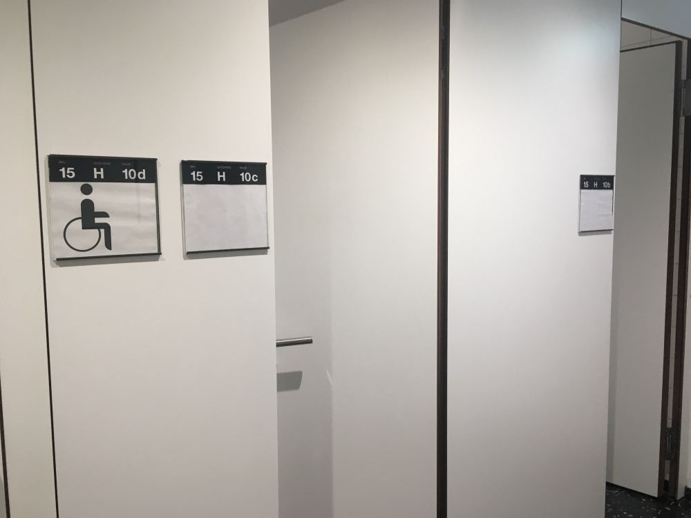 Rollstuhl-WC Y15-H-10D: Nach der WC-Eingangstüre befindet sich das Rollstuhl-WC geradeaus. Türklinke auf einer Höhe von 100 cm.