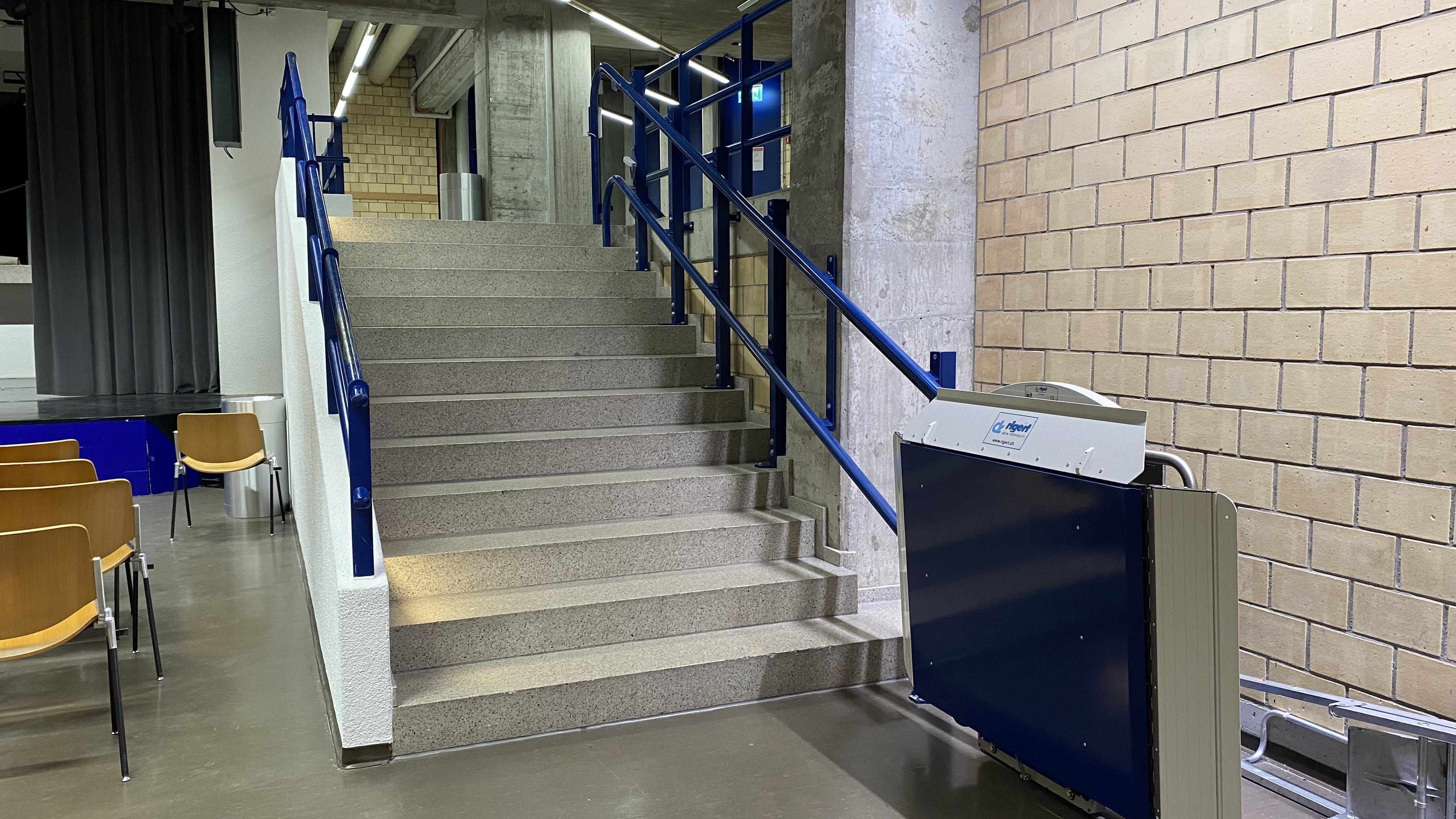 Aula Y21-F-65: Ansicht auf die Treppe und den Treppenlift.