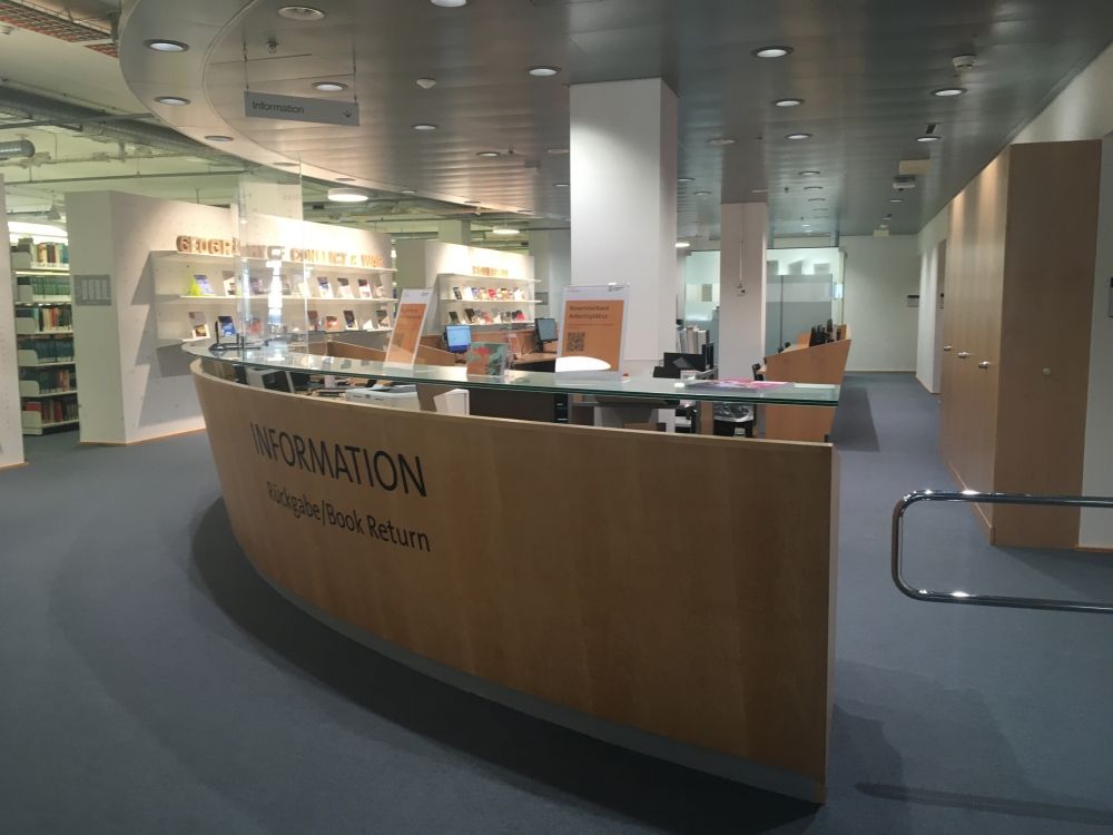 Schalter Y15-H-82C: Schalter mit Rücken zum Eingang vom blauen Platz her.