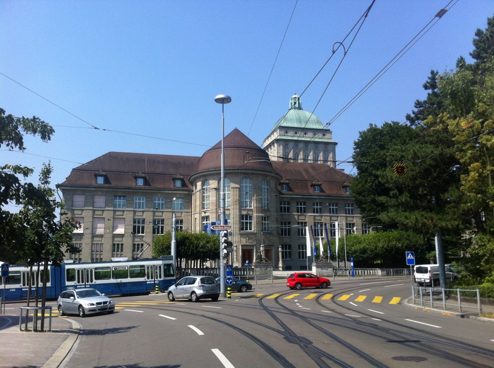 Gebäude KOL: KOL auf der Seite des Haupteingangs Rämistrasse 71.