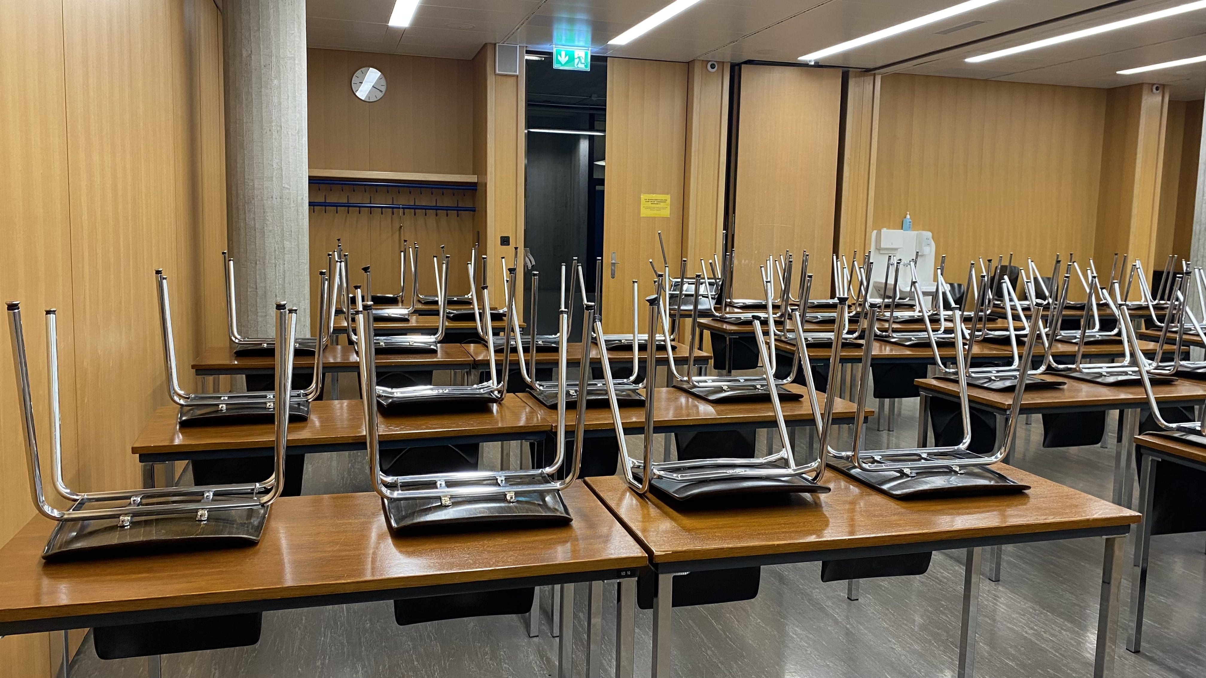Seminarraum Y22-F-62: Ansicht zur Eingangstür hin.