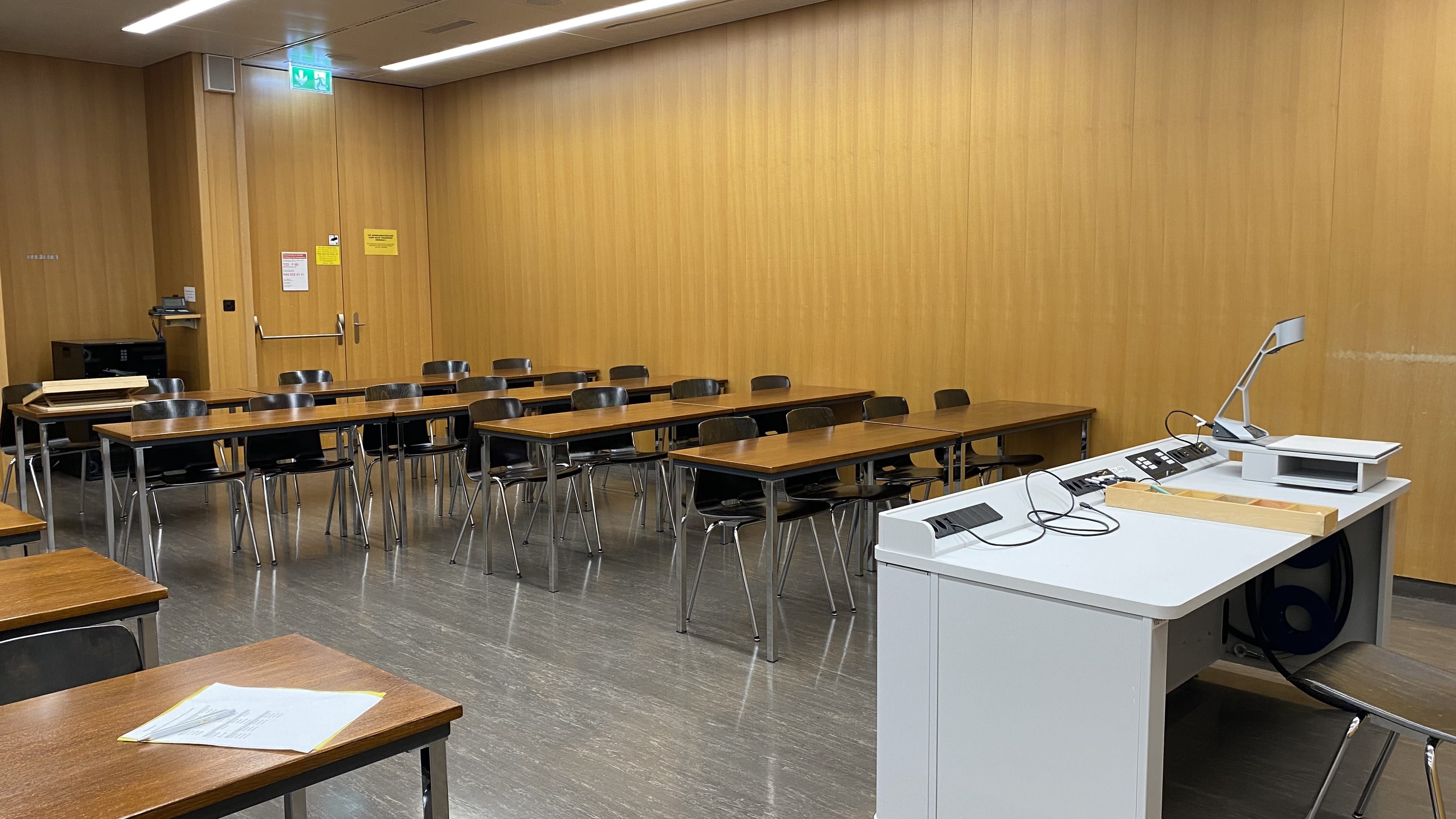 Seminarraum Y22-F-68: Ansicht auf den Raum zur Eingangstür hin. Raum F-68 und F-62 sind verbunden durch ausklappbare Trennwände.
