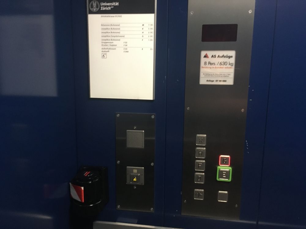 Y63, Westflügel, Zwischentrakt: Tastenübersicht im Lift.