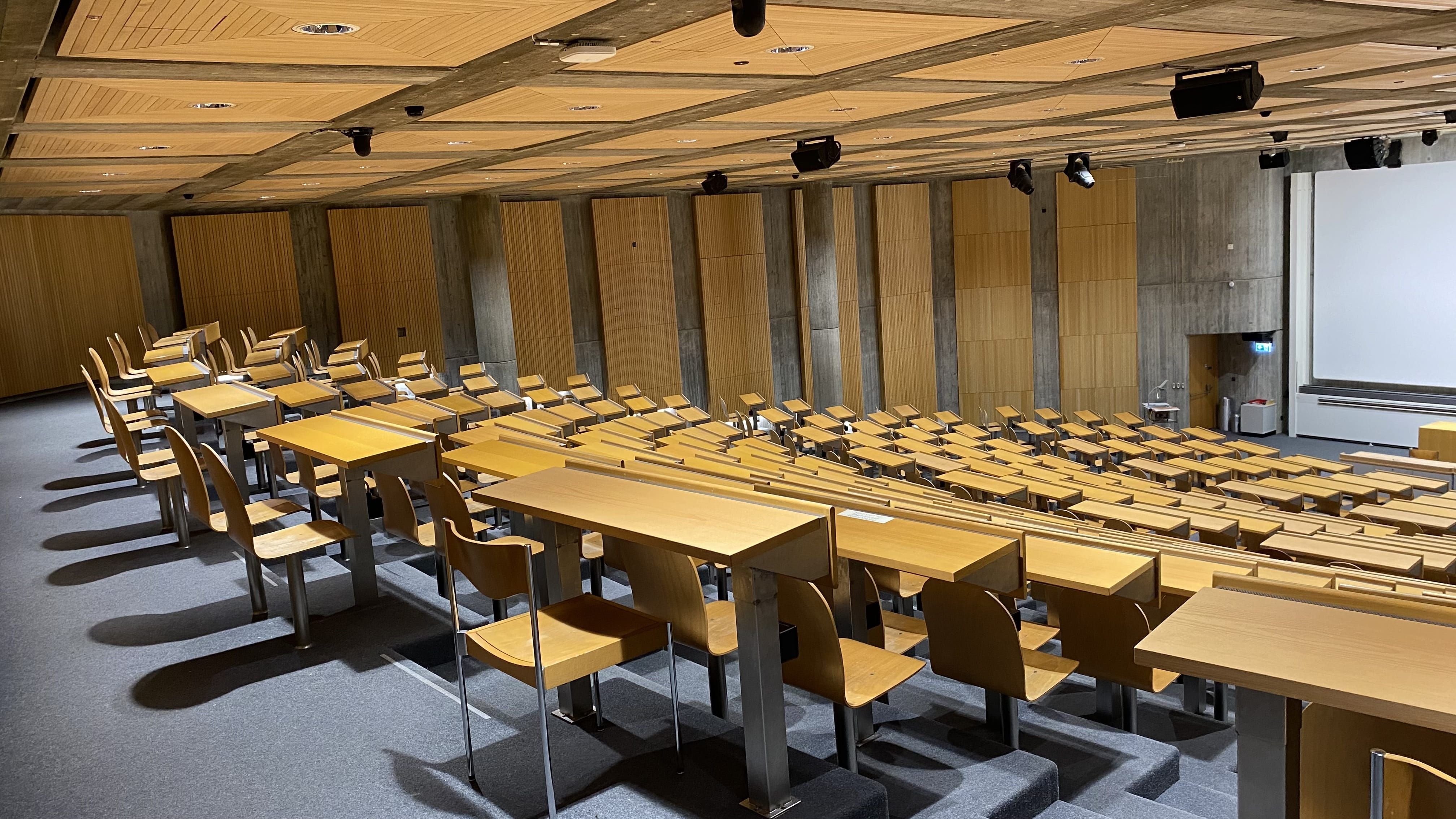 Hörsaal Y24-G-45: Ansicht auf den Raum von der rechten Eingangstür aus.