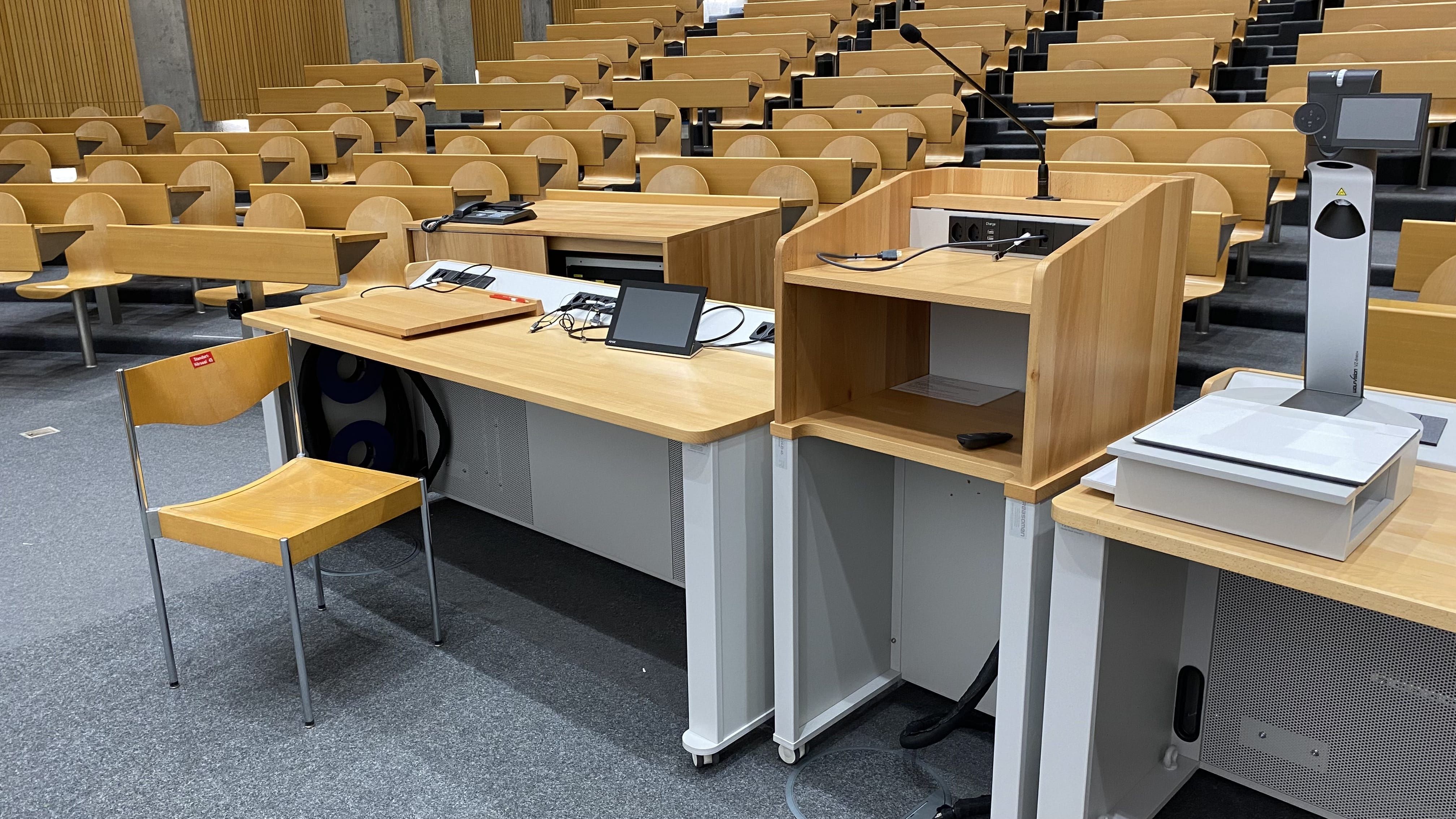 Hörsaal Y24-G-45: Ansicht auf das Dozierendenpult.