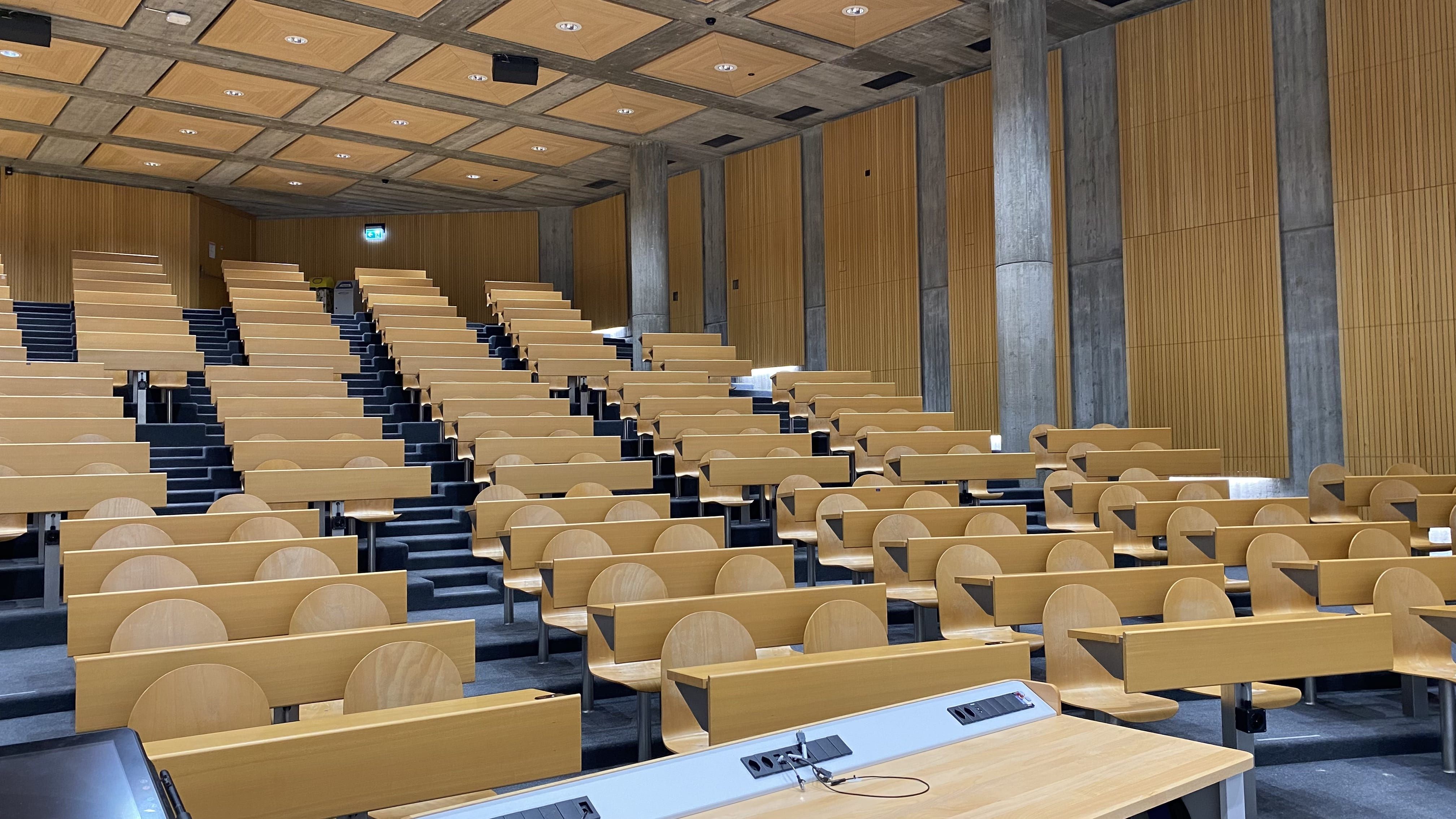 Hörsaal Y24-G-45: Ansicht auf die rechte Seite des Raumes vom Dozierendenpult aus.