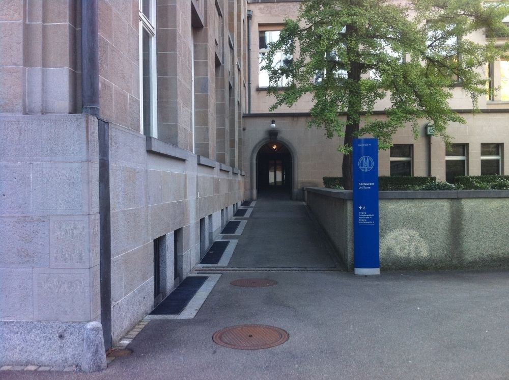 Gebäude KOL: Stufenloser Eingang direkt neben den Rollstuhl-Parkplätzen (50 Meter rechts vom Haupteingang Rämistrasse 71). Rampe mit 5% Neigung und Länge von ca. 20 Metern.