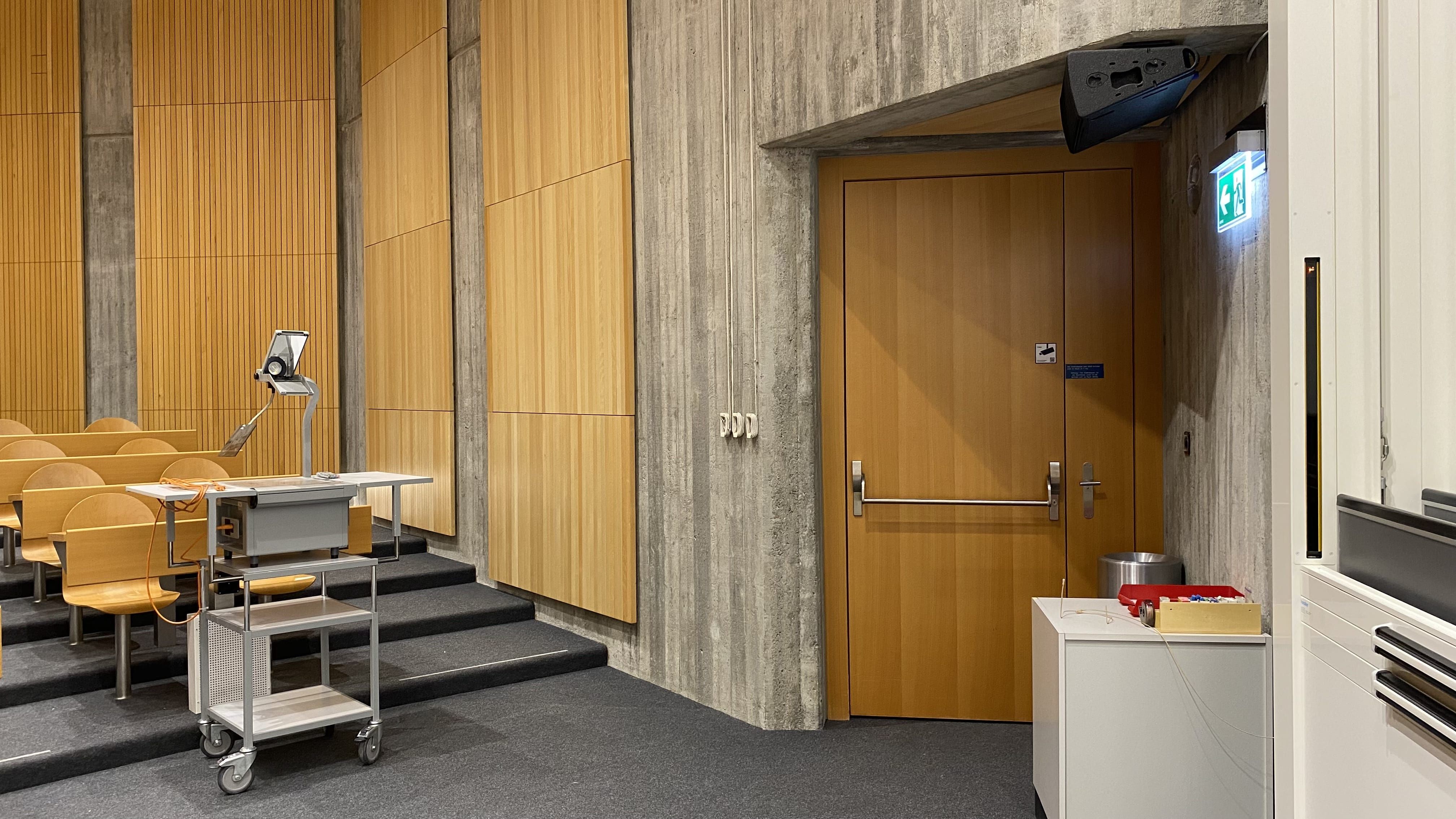 Hörsaal Y24-G-45: Ansicht auf die rechte Eingangstür auf der unteren Ebene.
