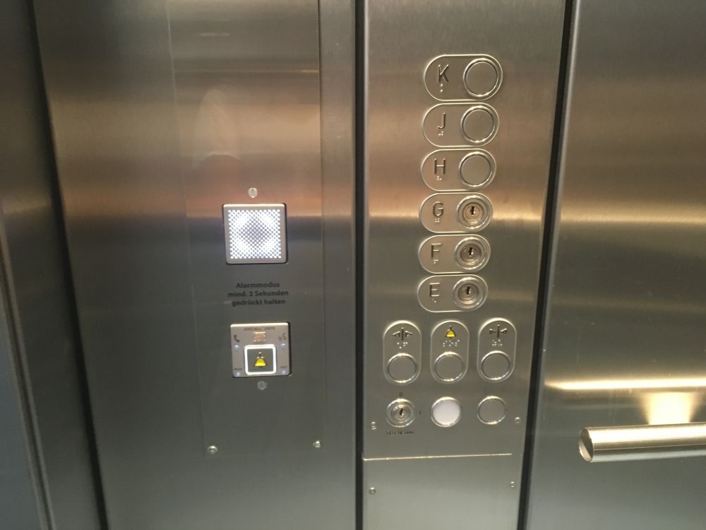 Y15, innerhalb der Bibliothek: Tastenübersicht im Lift.