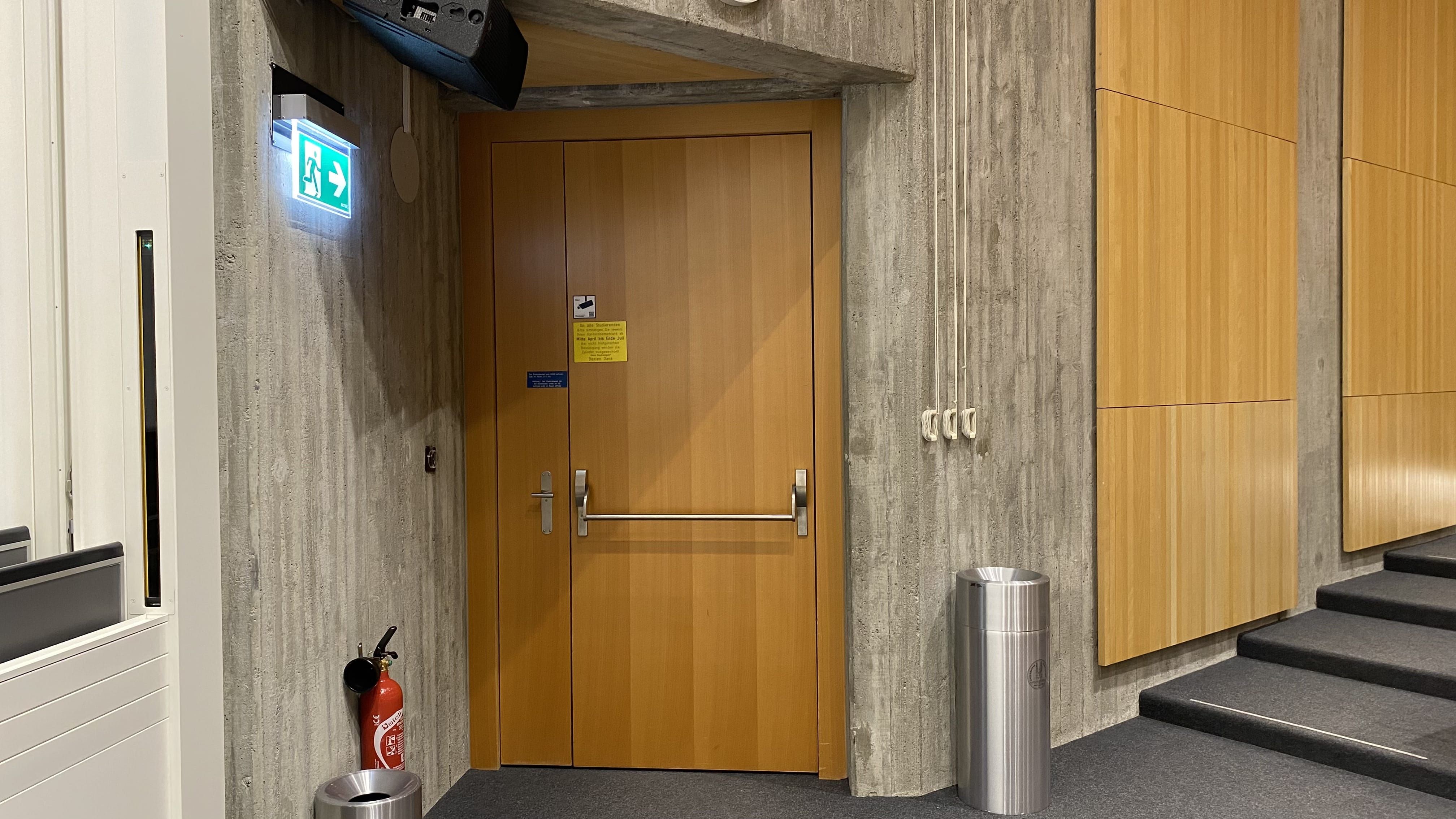 Hörsaal Y24-G-45: Ansicht auf die linke Eingangstür auf der unteren Ebene.