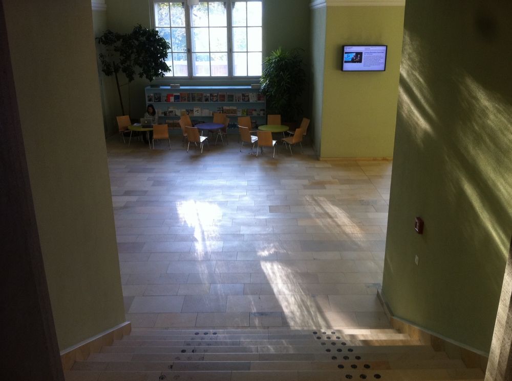 KOL-D, Halle: Weg via Treppe zum Foyer West. Trittkantenmarkierungen vorhanden.