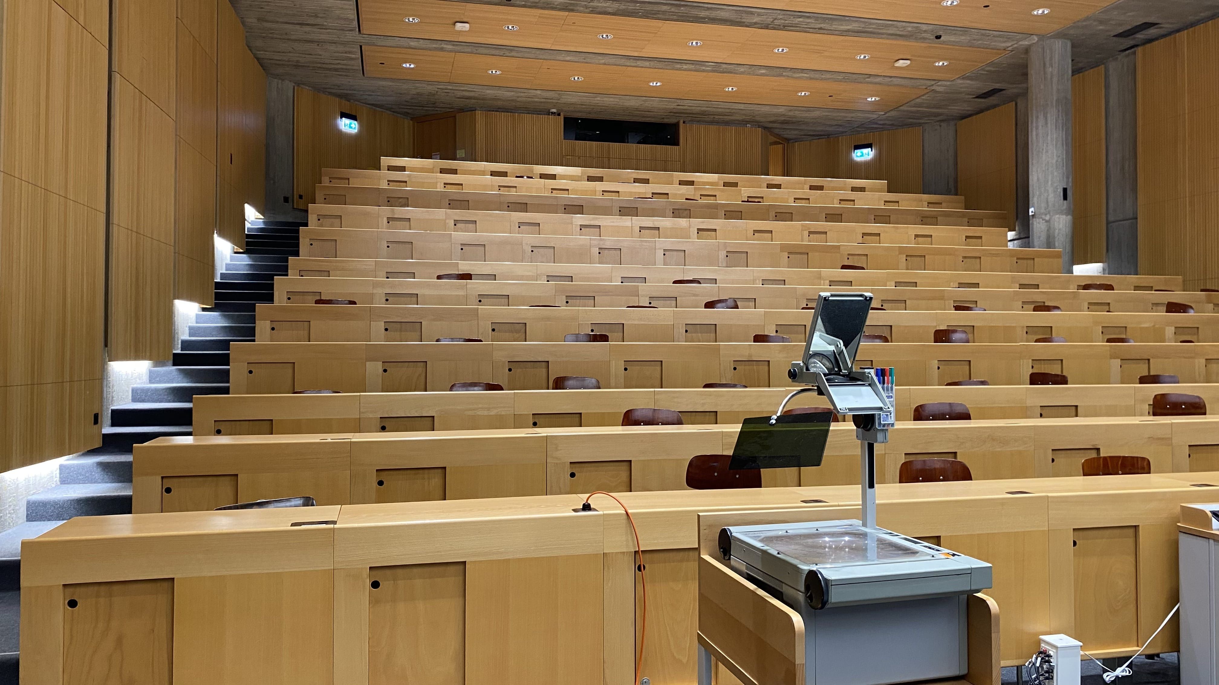 Hörsaal Y24-G-55: Ansicht auf den Raum vom Dozierendenpult aus.
